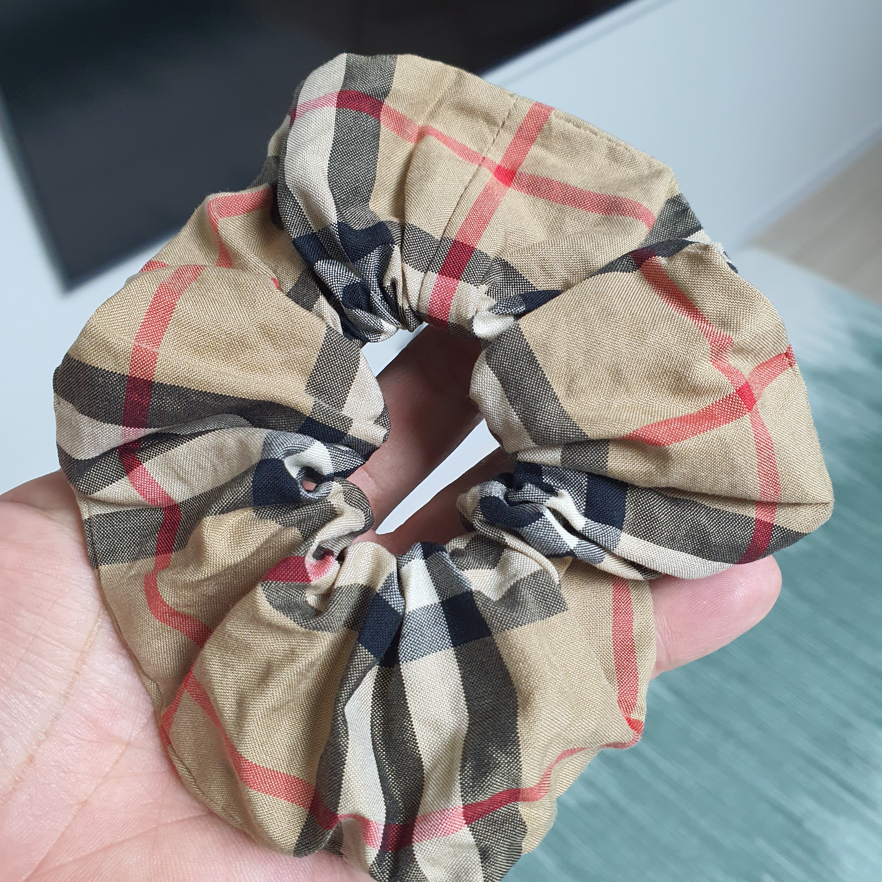 (Kids) Burberry Vintage Check Cotton Scrunchie Archive Beige 착용 스타일