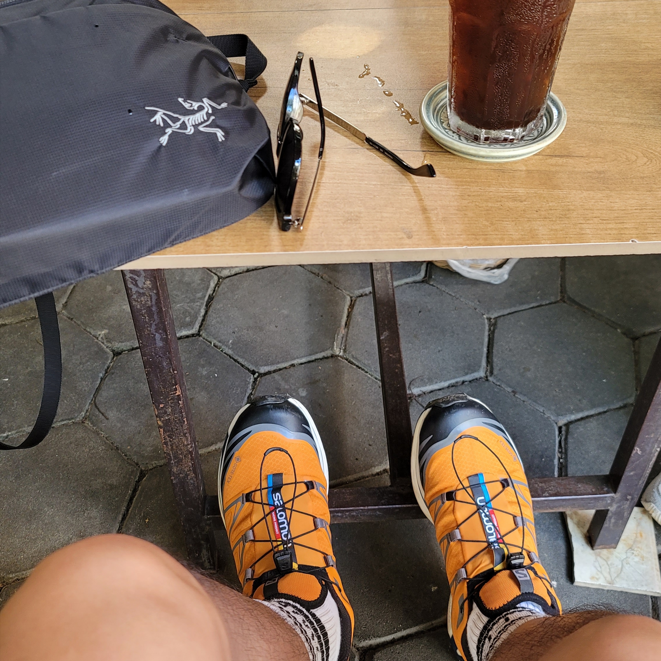 Salomon XT-6 Gore-Tex Utility Marmalade, Arc'teryx Heliad 6 Crossbody Bag Black 착용 스타일
