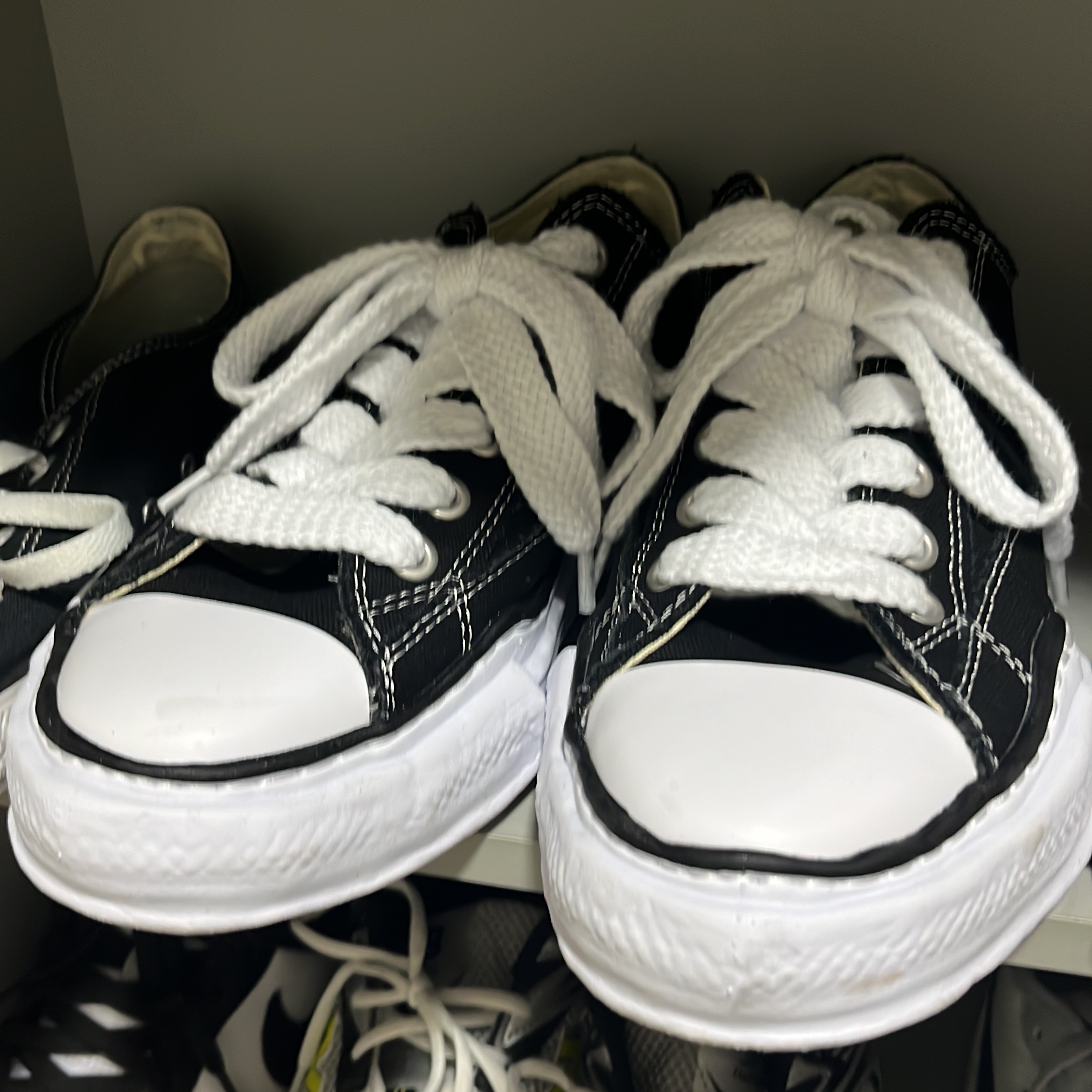 Maison Mihara Yasuhiro Peterson OG Sole Canvas Low Sneakers Black 착용 스타일