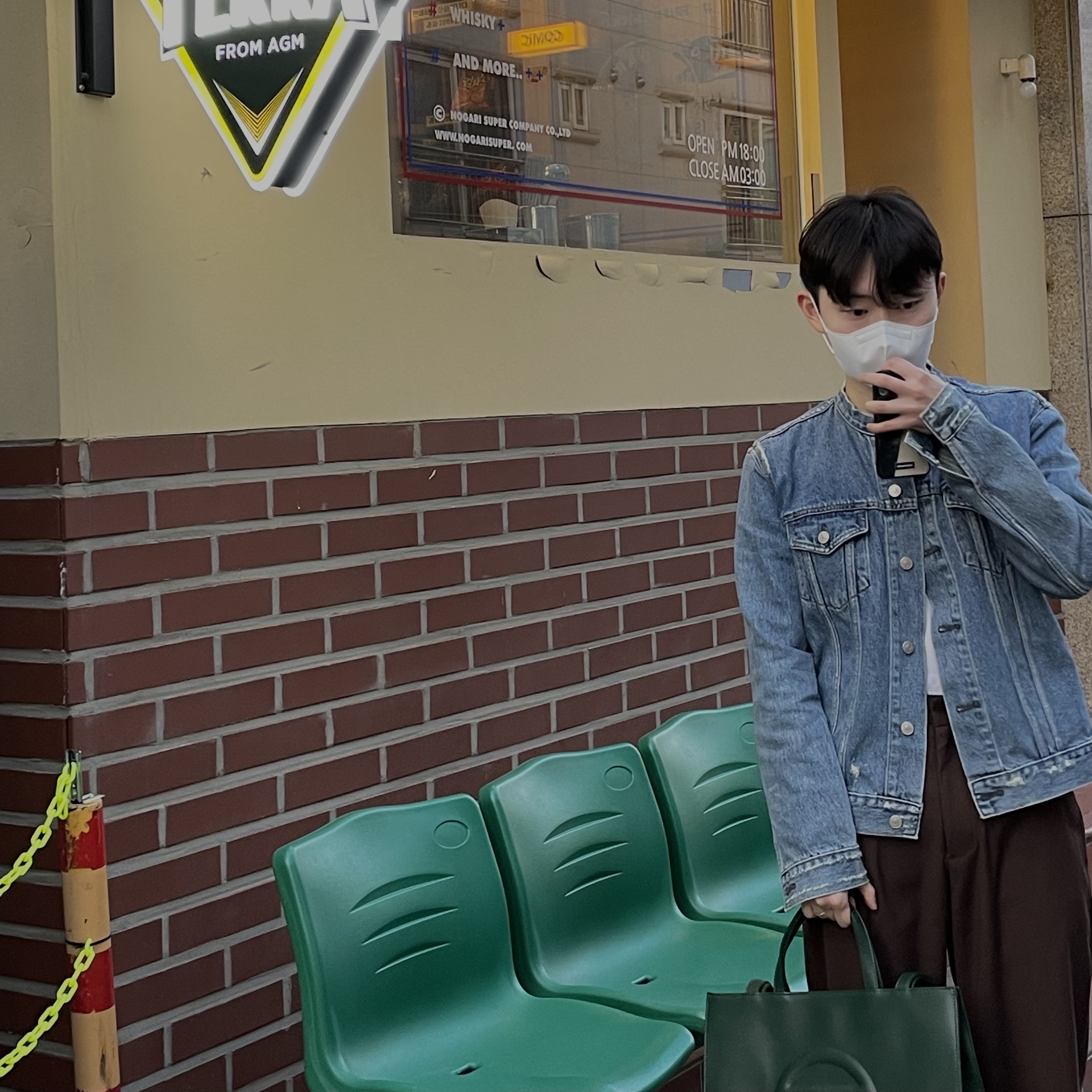 Telfar Medium Shopping Bag Dark Olive 착용 스타일 - 2