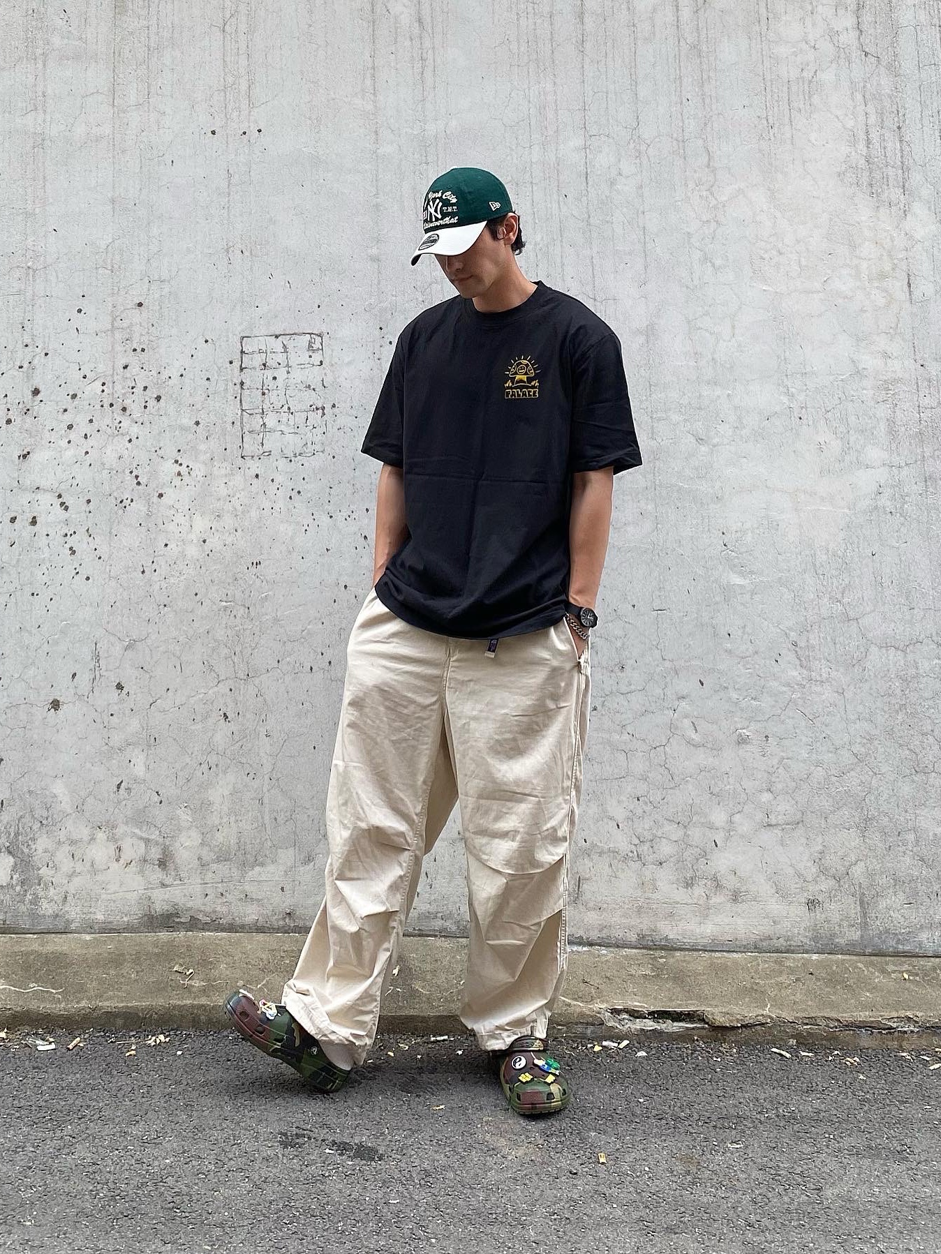 Crocs x Palace Classic Clog Woodland Camo 착용 스타일 - 2