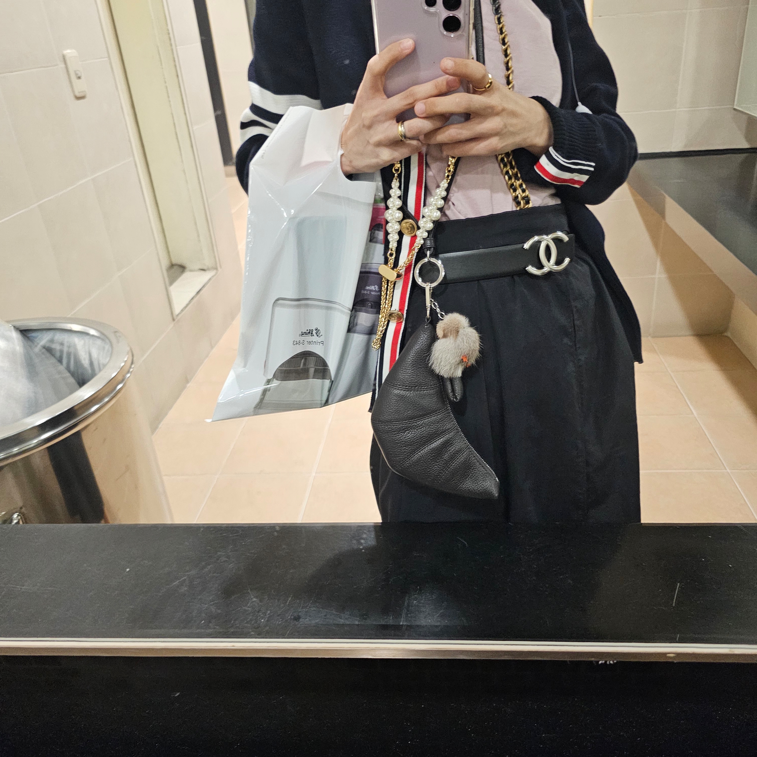 Lemaire Croissant Coin Purse Necklace Dark Chocolate 착용 스타일