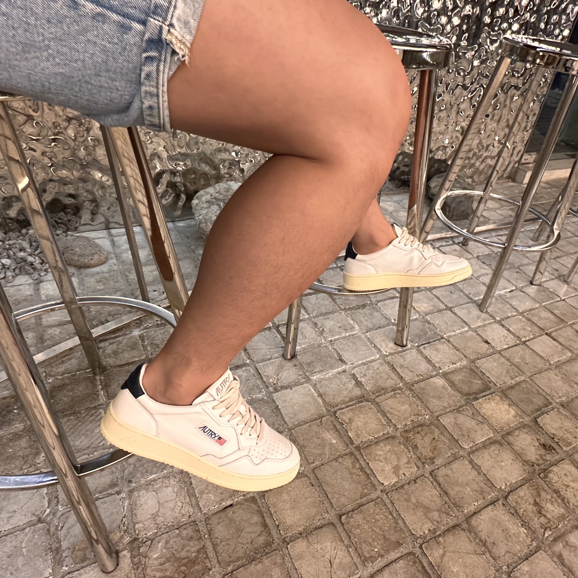 Autry Medalist Low Leather Sneakers White Blue 착용 스타일 - 1
