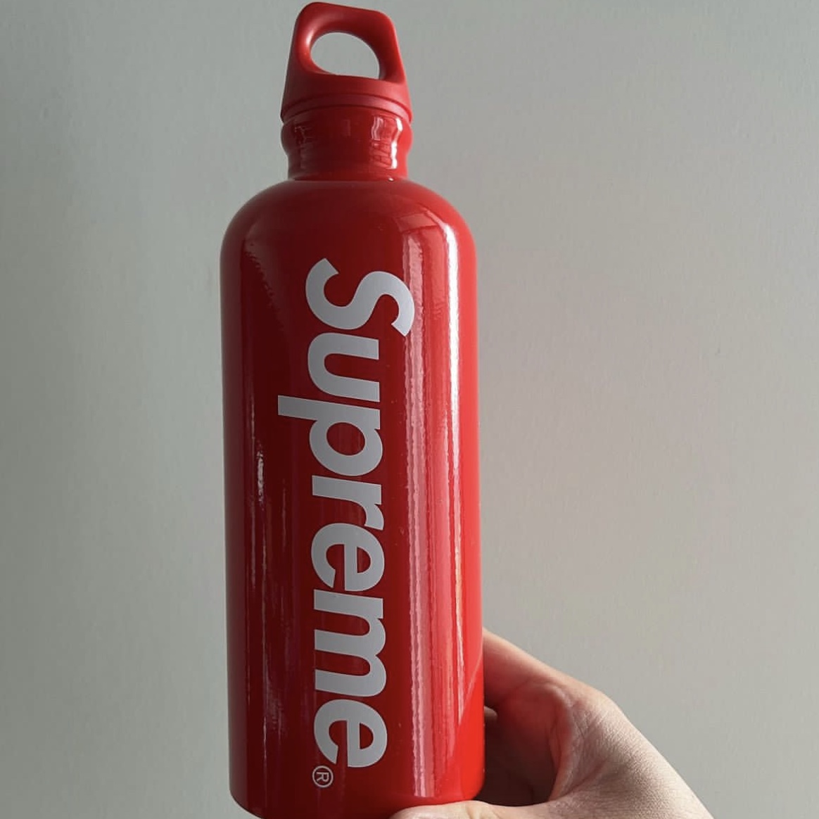 Supreme x Sigg Traveller 0.6L Water Bottle Red - 23SS 착용 스타일