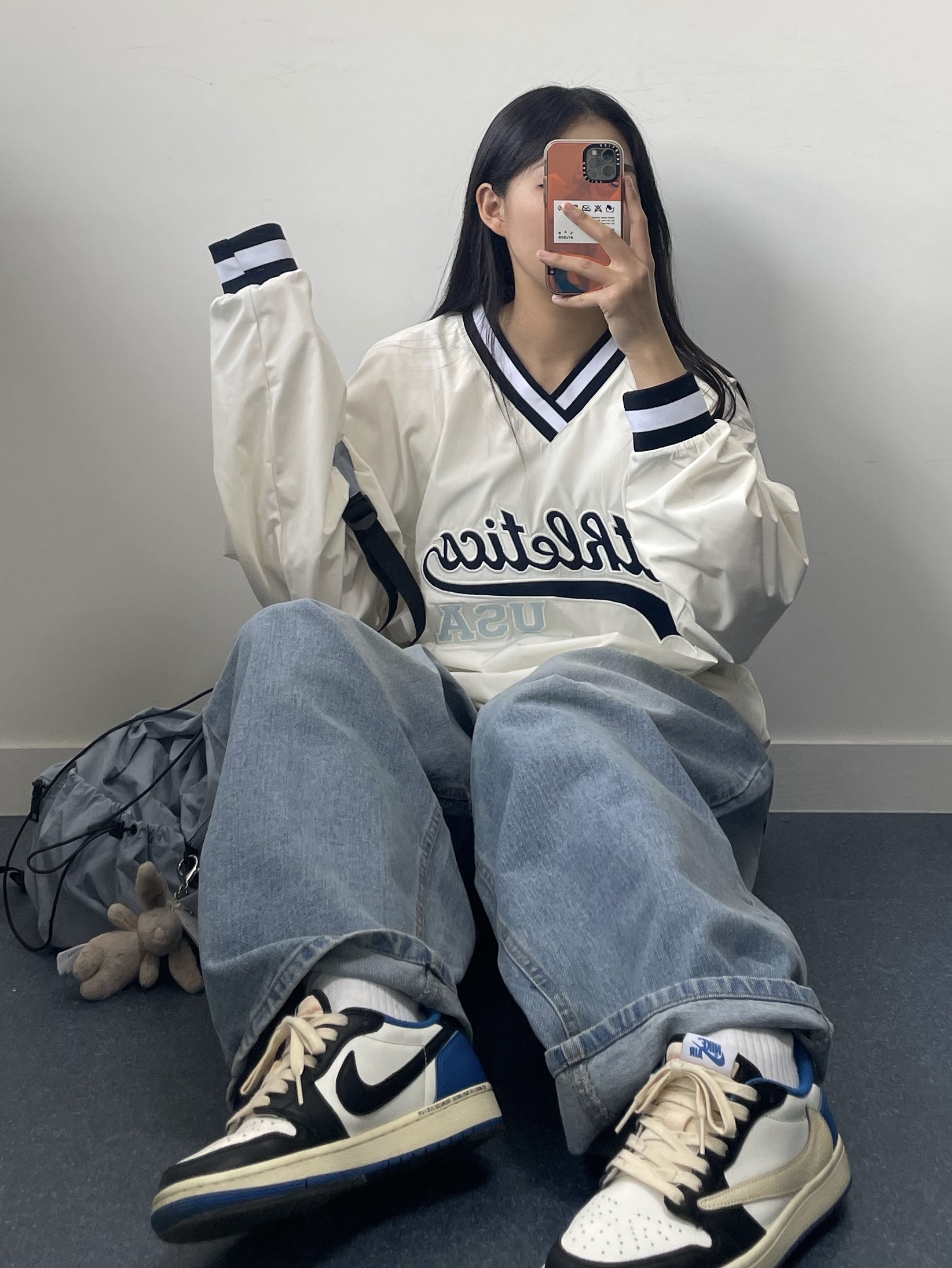 Jordan 1 x Travis Scott x Fragment Retro Low OG SP Military Blue, Jellycat Bashful Bunny Bag Charm Beige 착용 스타일
