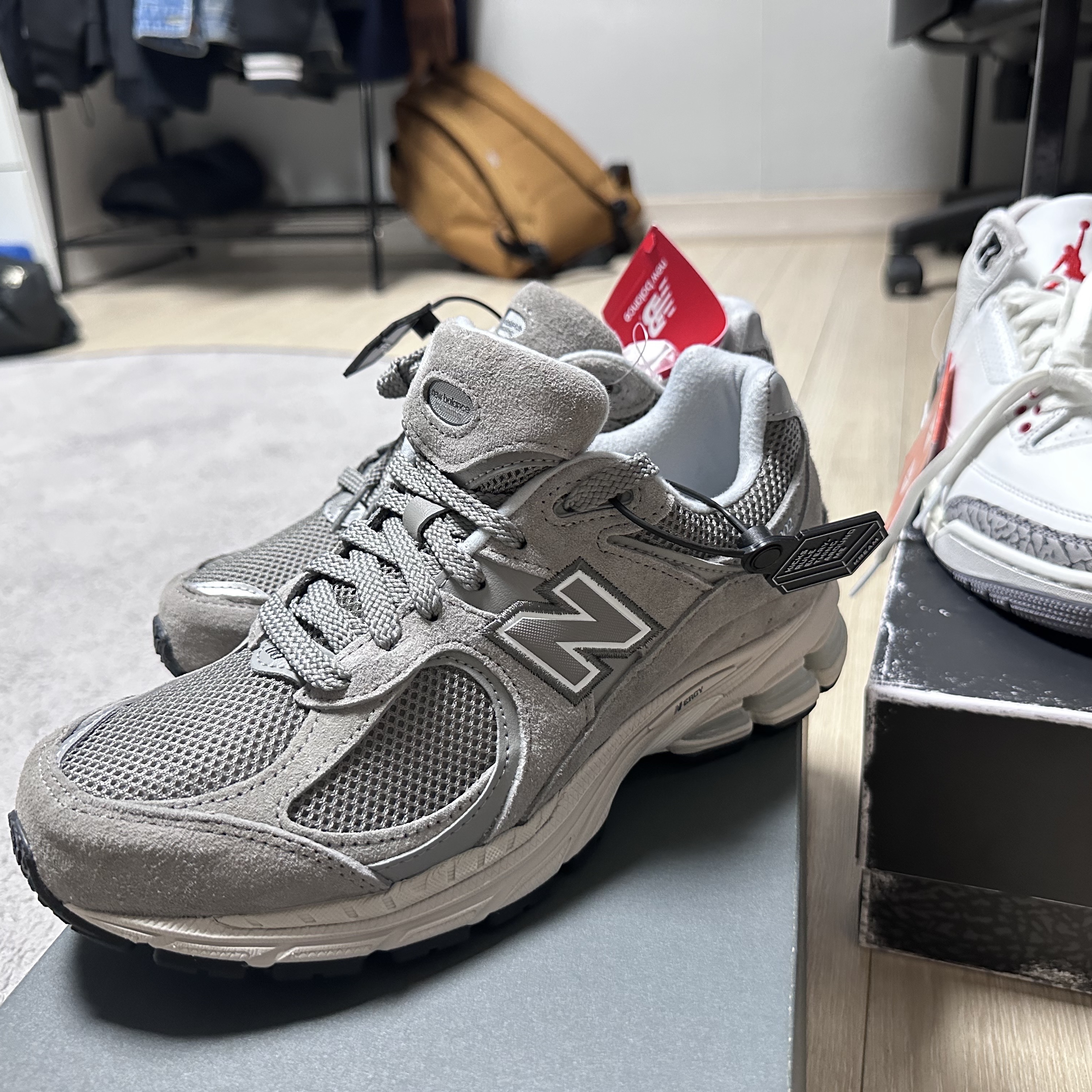 New Balance 2002R Grey, Jordan 3 Retro White Cement Reimagined 착용 스타일