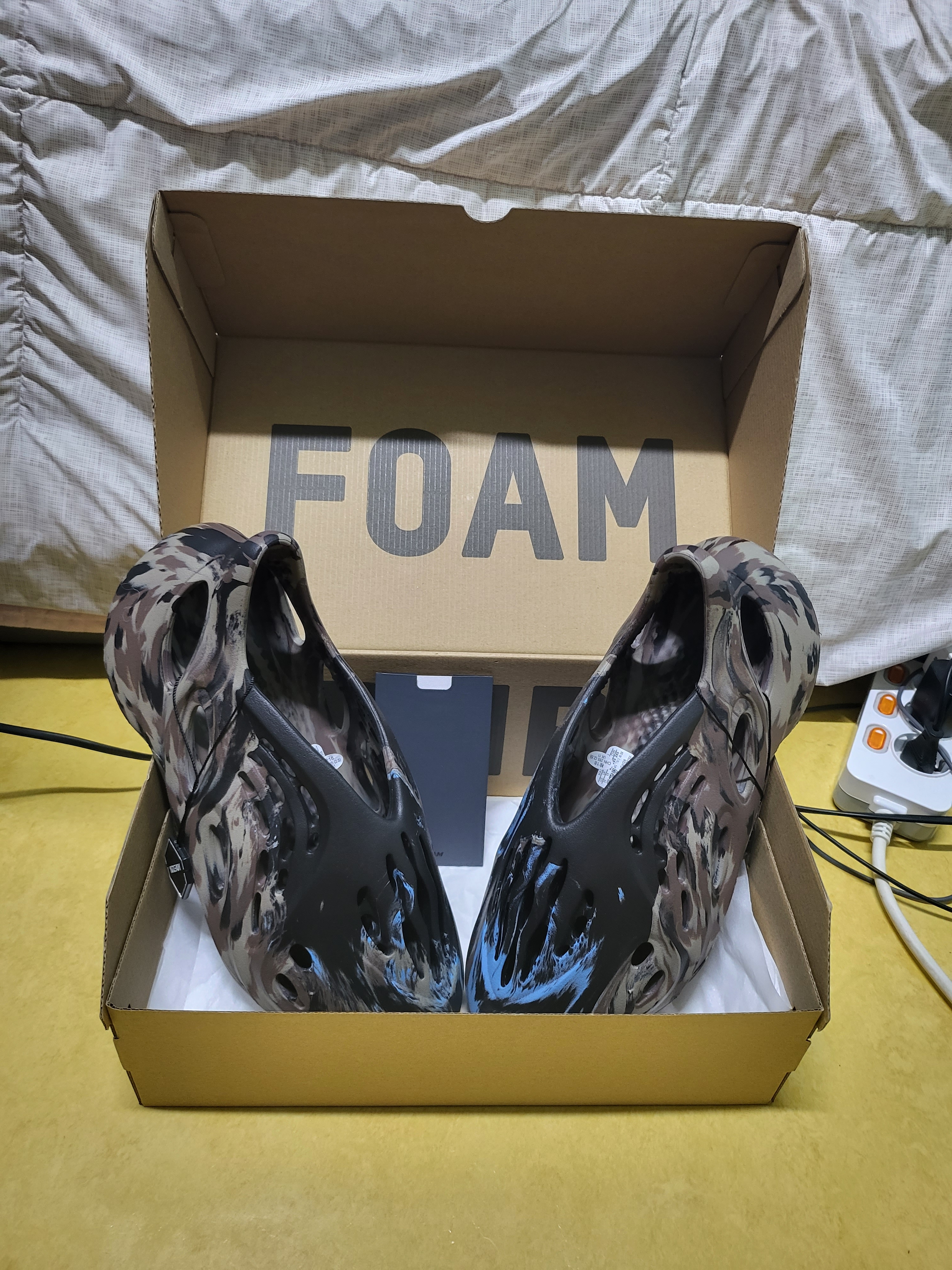Adidas Yeezy Foam RNNR MX Cinder 착용 스타일 - 1