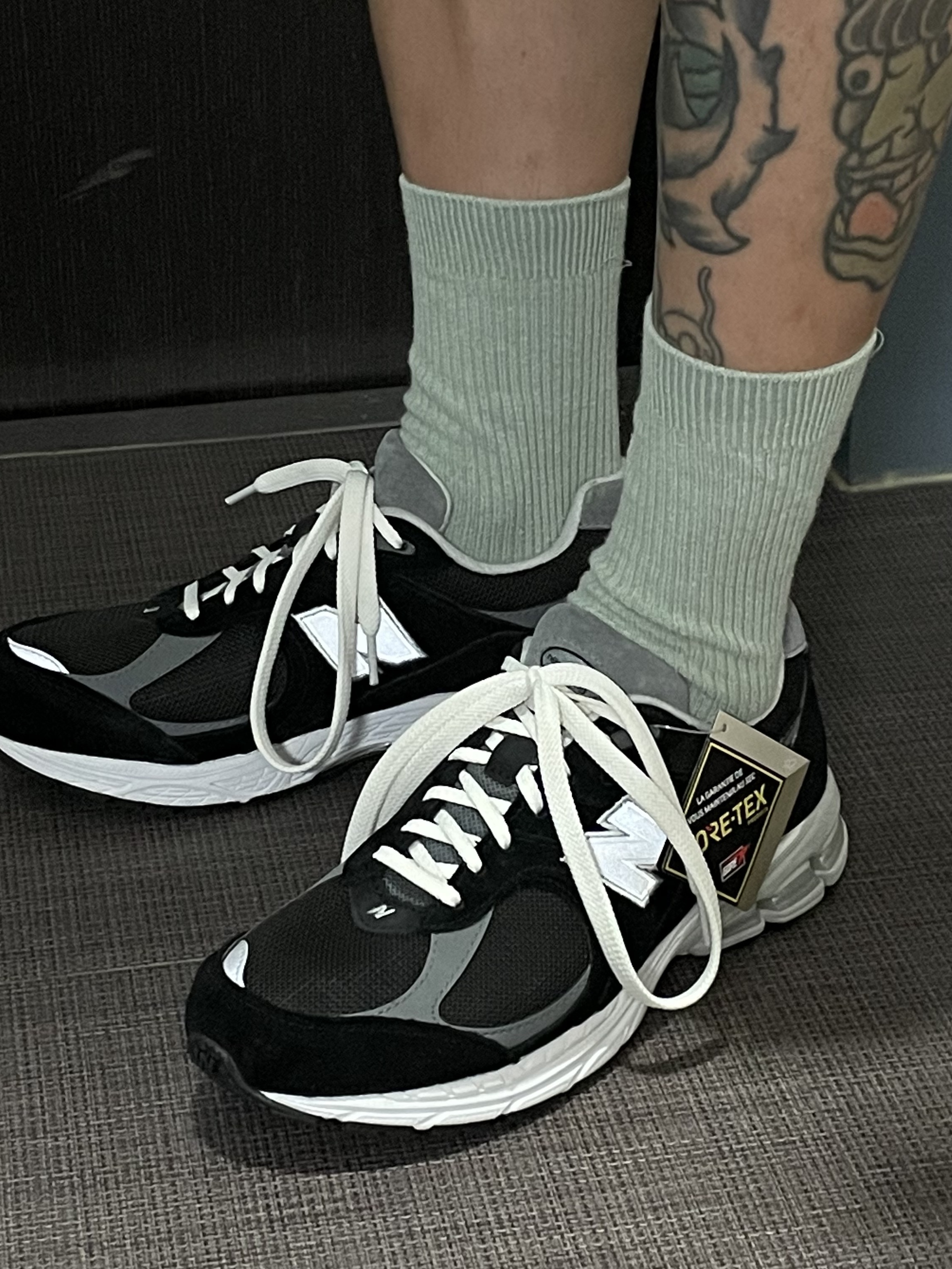 New Balance 2002R Gore-Tex Black Silver Metalic 착용 스타일 - 1