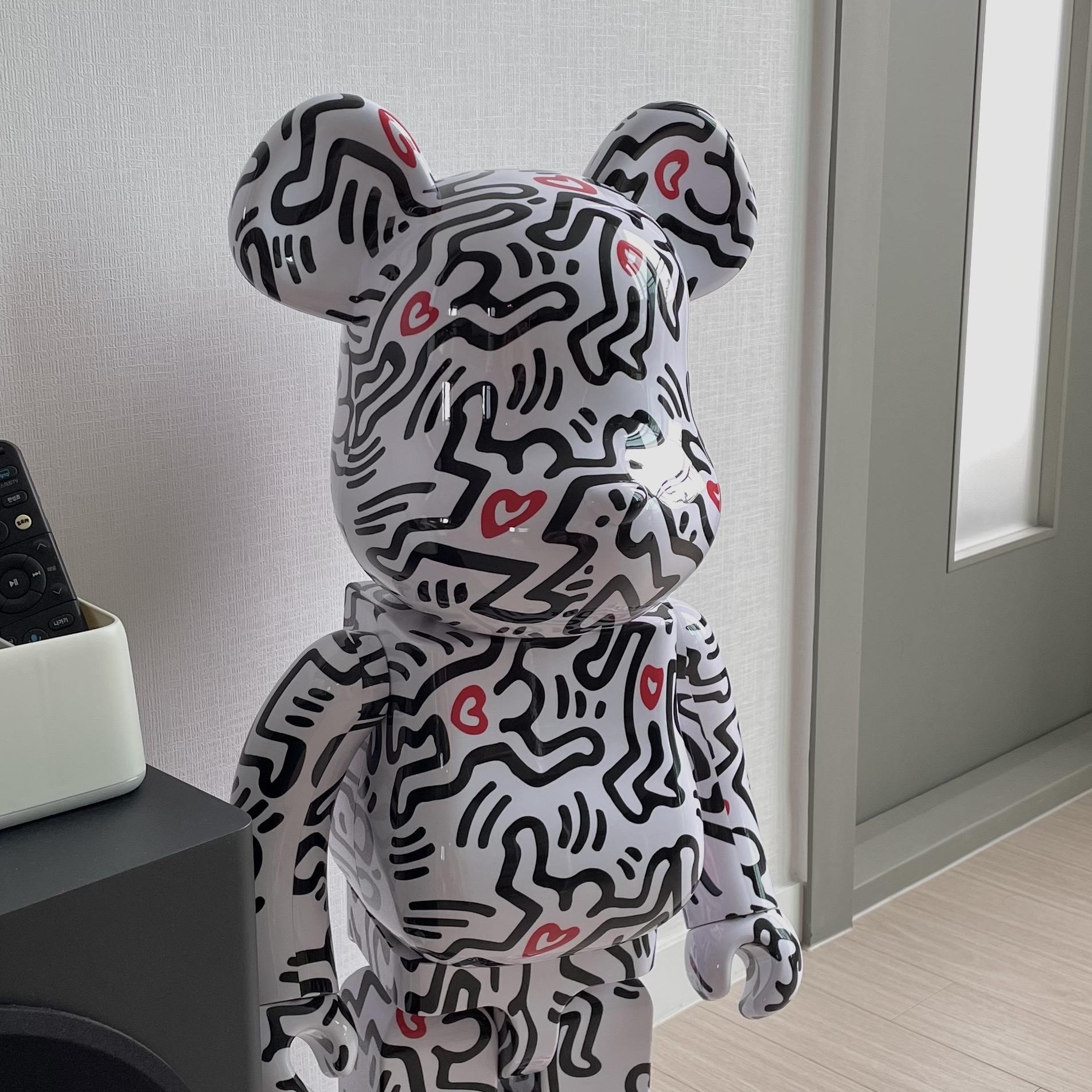Bearbrick Keith Haring #8 1000% 착용 스타일