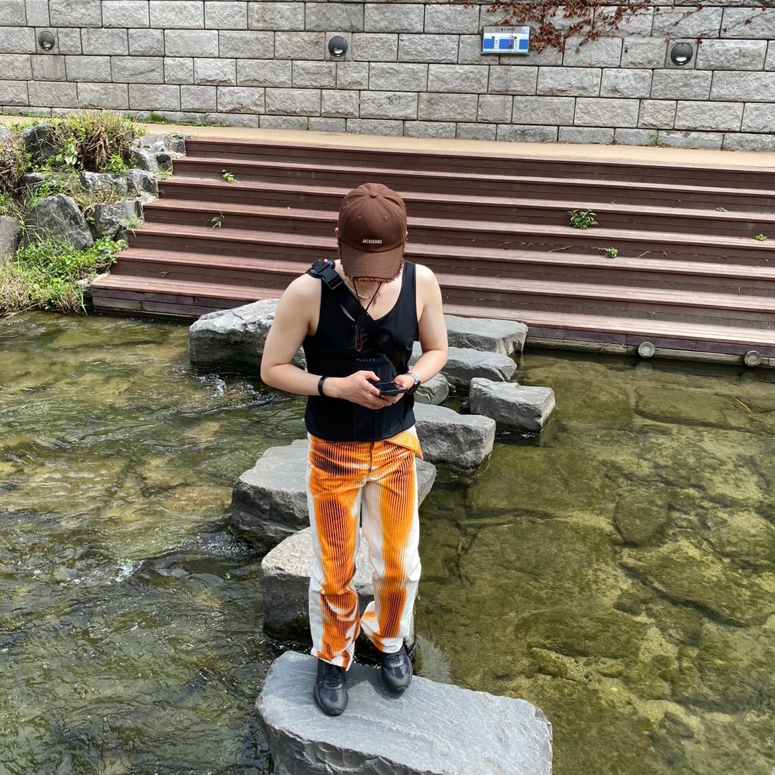 Jacquemus La Casquette Artichaut Fringe Baseball Cap Brown, H&M x Mugler Corset Waist Tank Top Black 착용 스타일 - 1