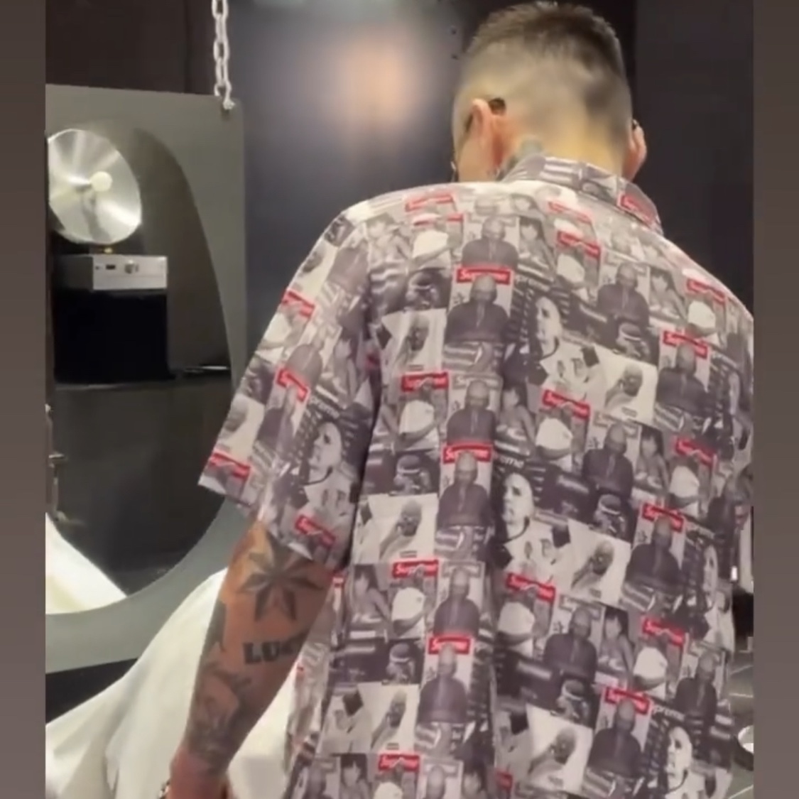 Supreme Magazine S/S Shirt Grey - 23SS 착용 스타일