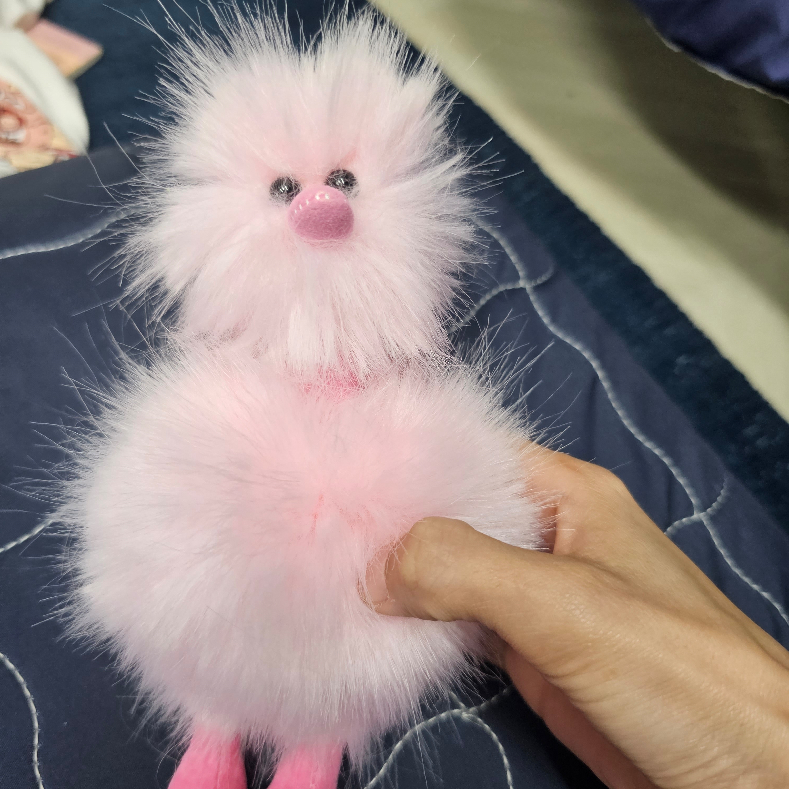Cosymosy Ugly Bird Keyring Pink 착용 스타일