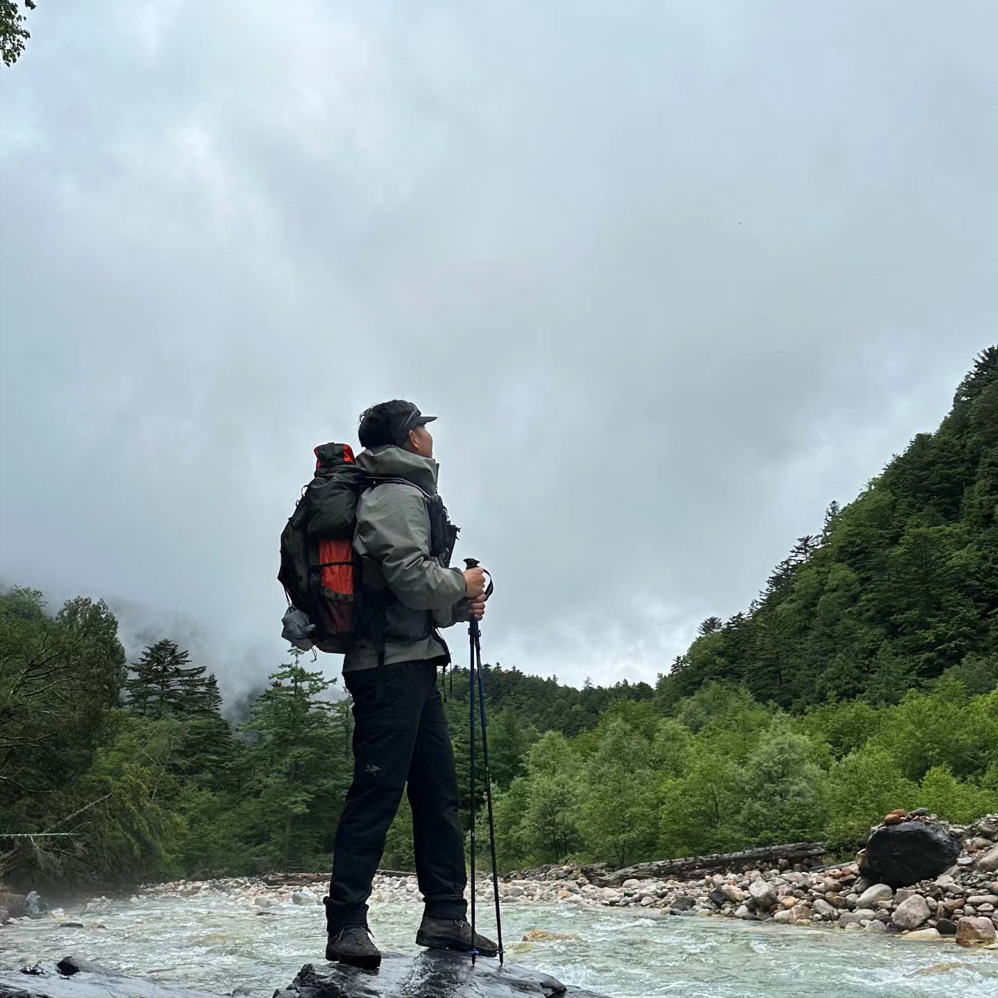 Arc'teryx Alpha SV Jacket Forage, Arc'teryx Gamma AR Pants Black 착용 스타일 - 1