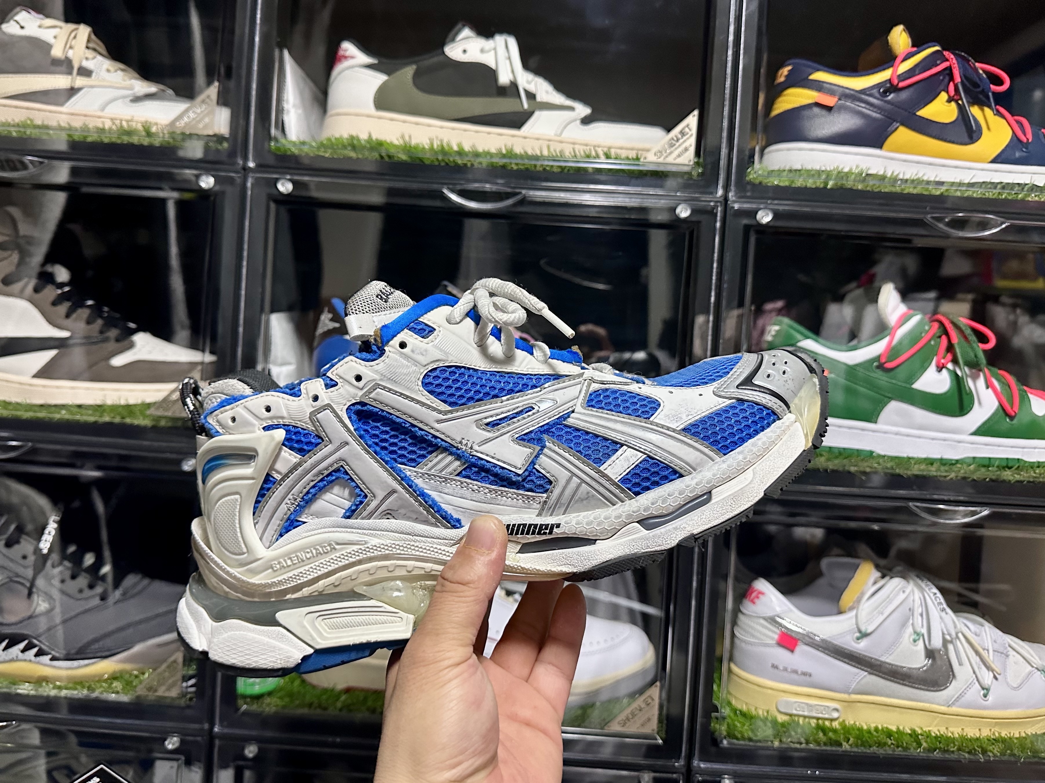 Balenciaga Runner Sneakers Blue White 착용 스타일