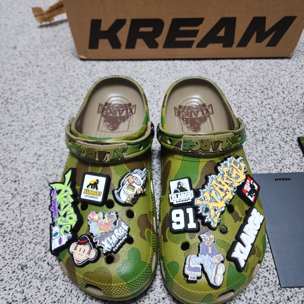 Crocs x XLarge Classic Clog Camo 착용 스타일