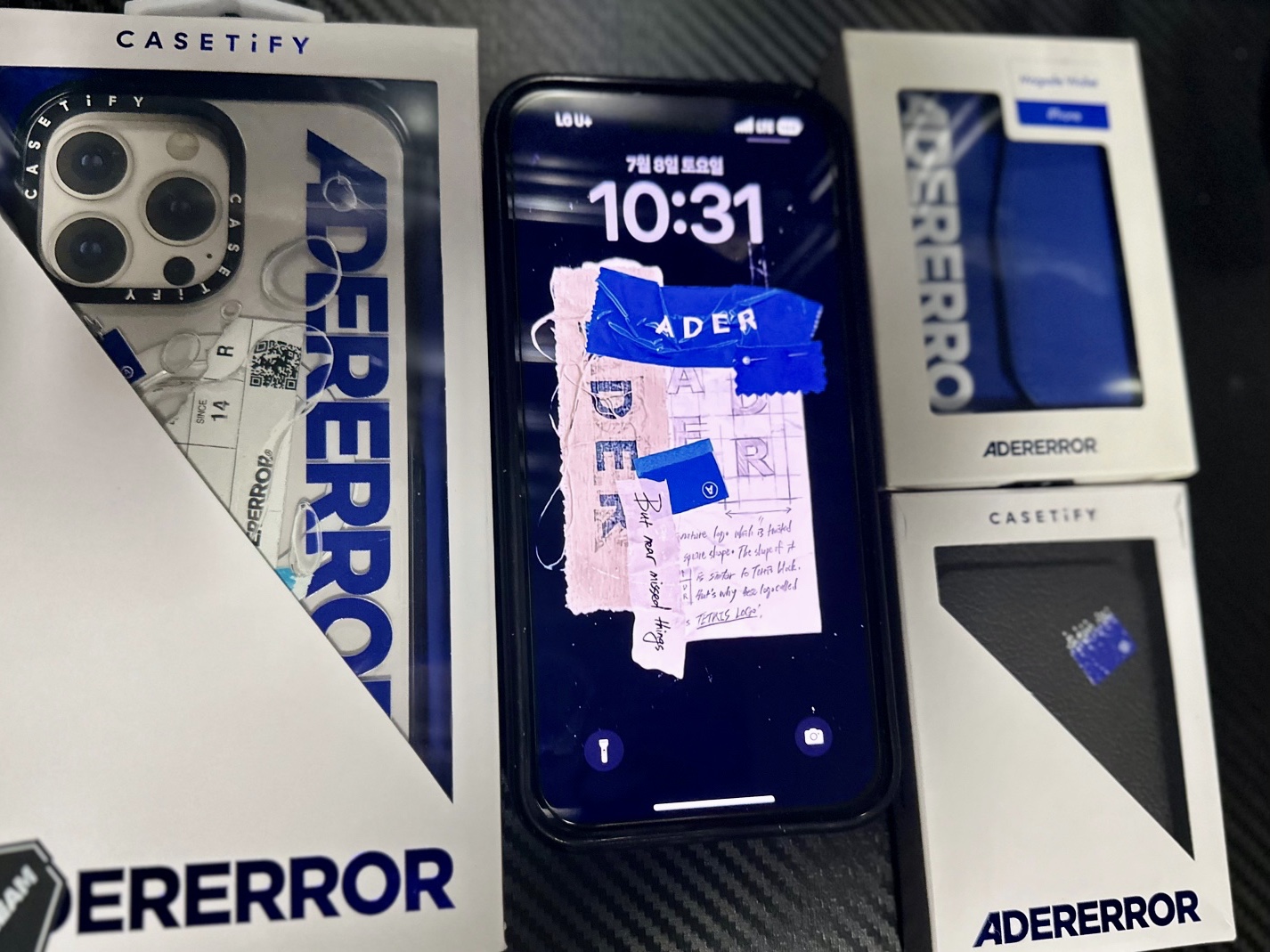 Casetify x Ader Error iPhone Sticker Magsafe Case Clear, Casetify x Ader Error Magsafe Wallet Noir 착용 스타일