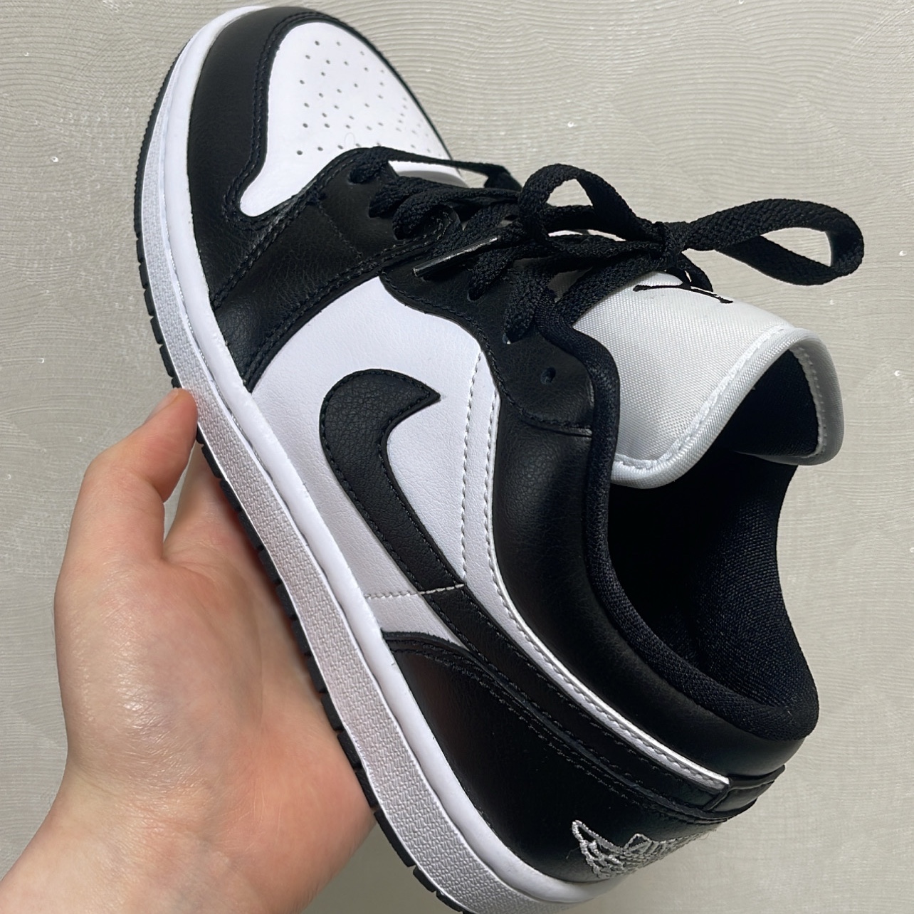 (GS) Jordan 1 Retro High OG Bleached Coral, (W) Jordan 1 Low Black and White 착용 스타일 - 2