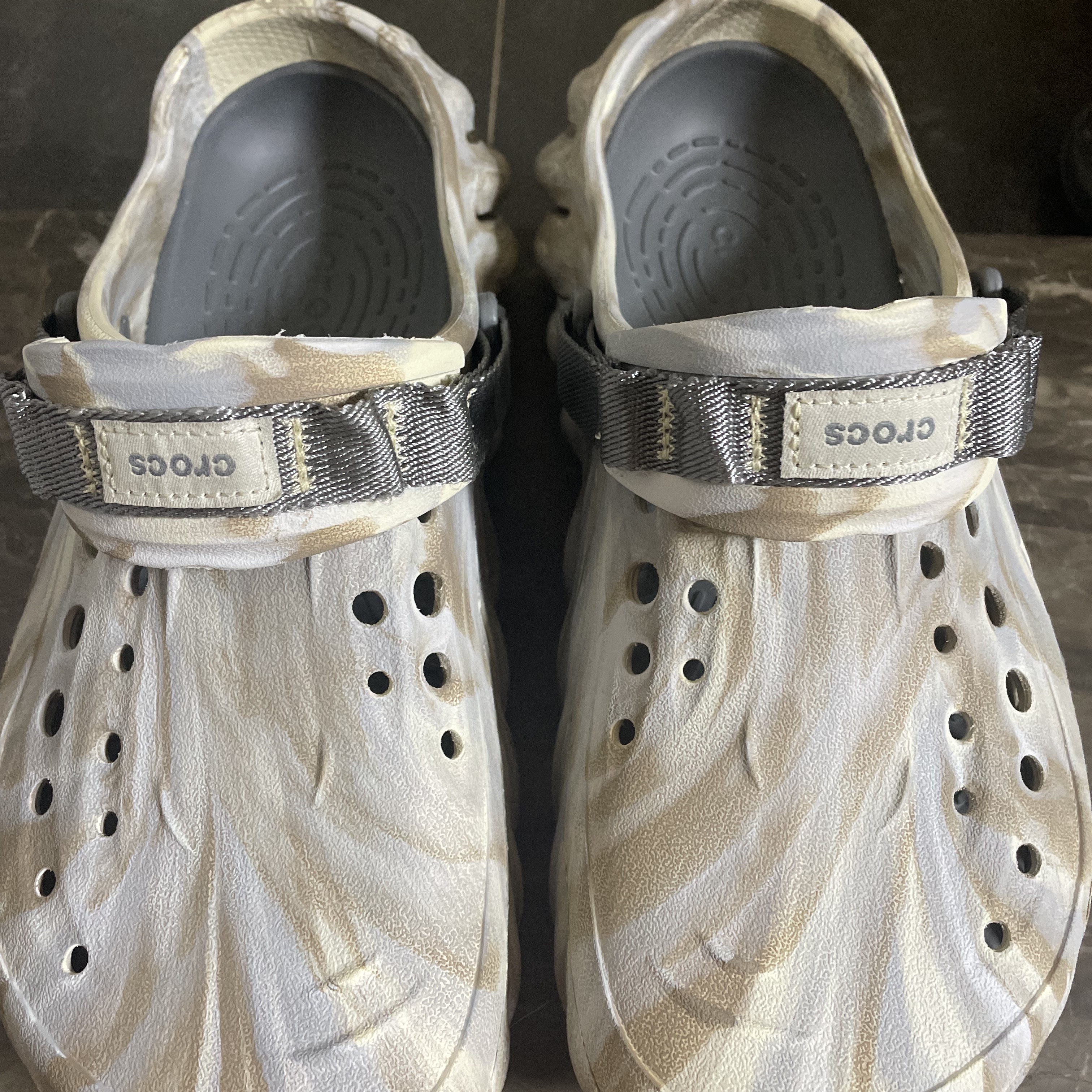 Crocs Echo Marbled Clog Bone Multi 착용 스타일