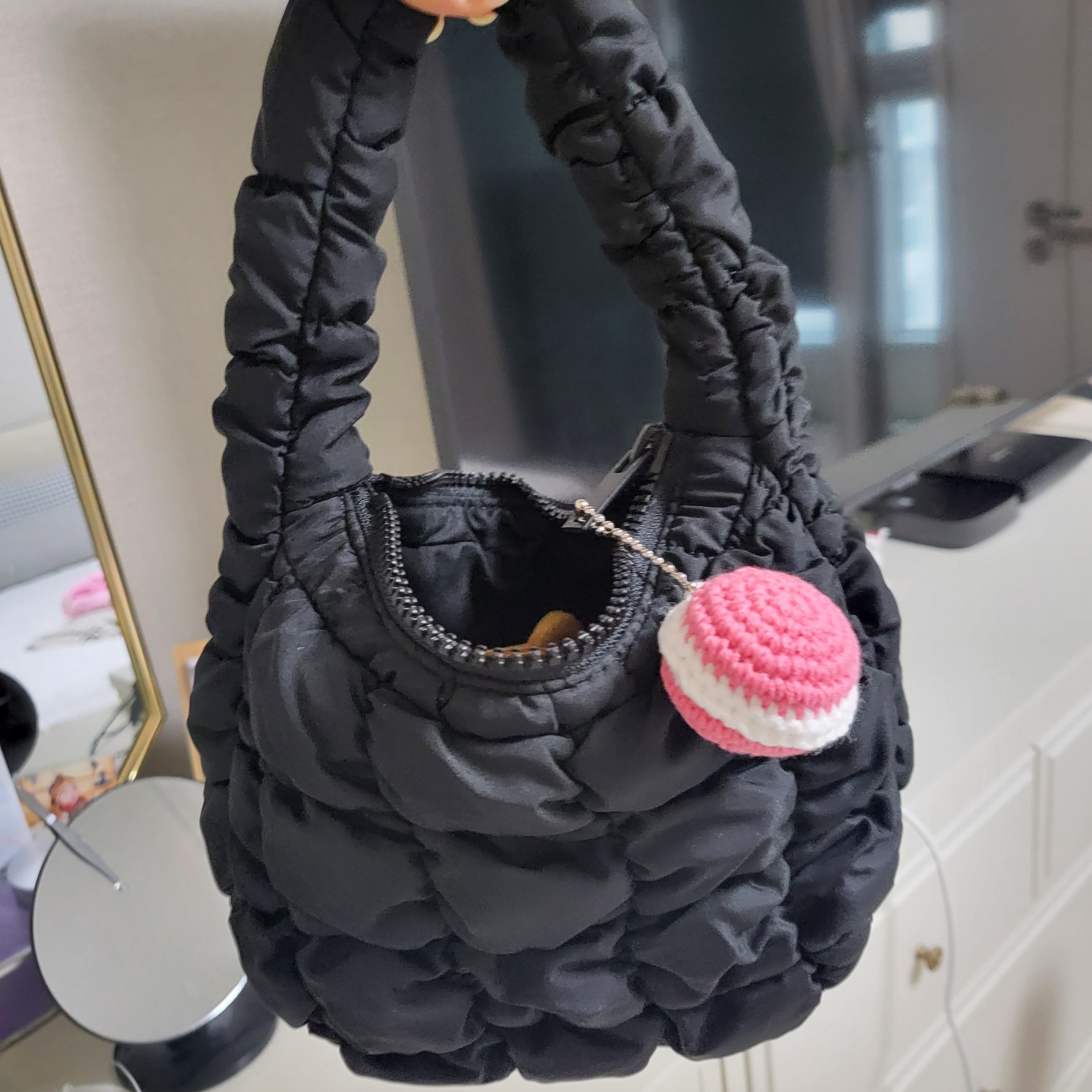 COS Quilted Micro Bag Black 착용 스타일