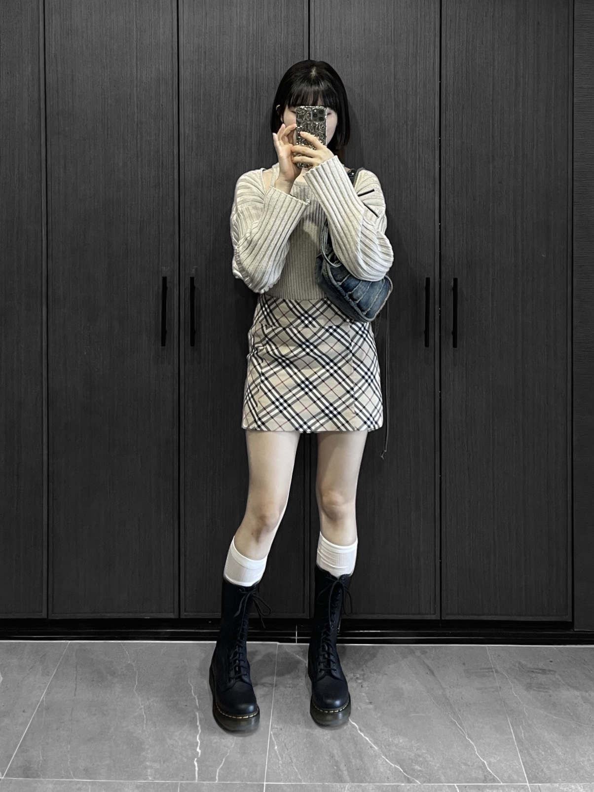Dr. Martens Jadon Boots Black, (W) Burberry Vintage Check Wool Kilt Archive Beige 착용 스타일 - 2