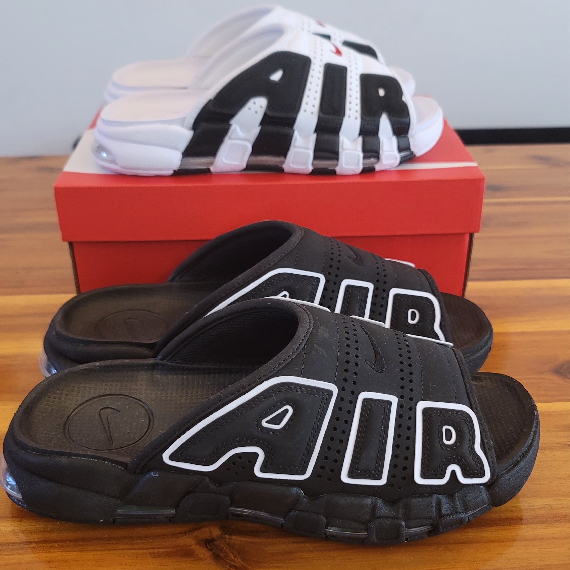 Nike Air More Uptempo Slide White Black, Nike Air More Uptempo Slide Black White 착용 스타일 - 3