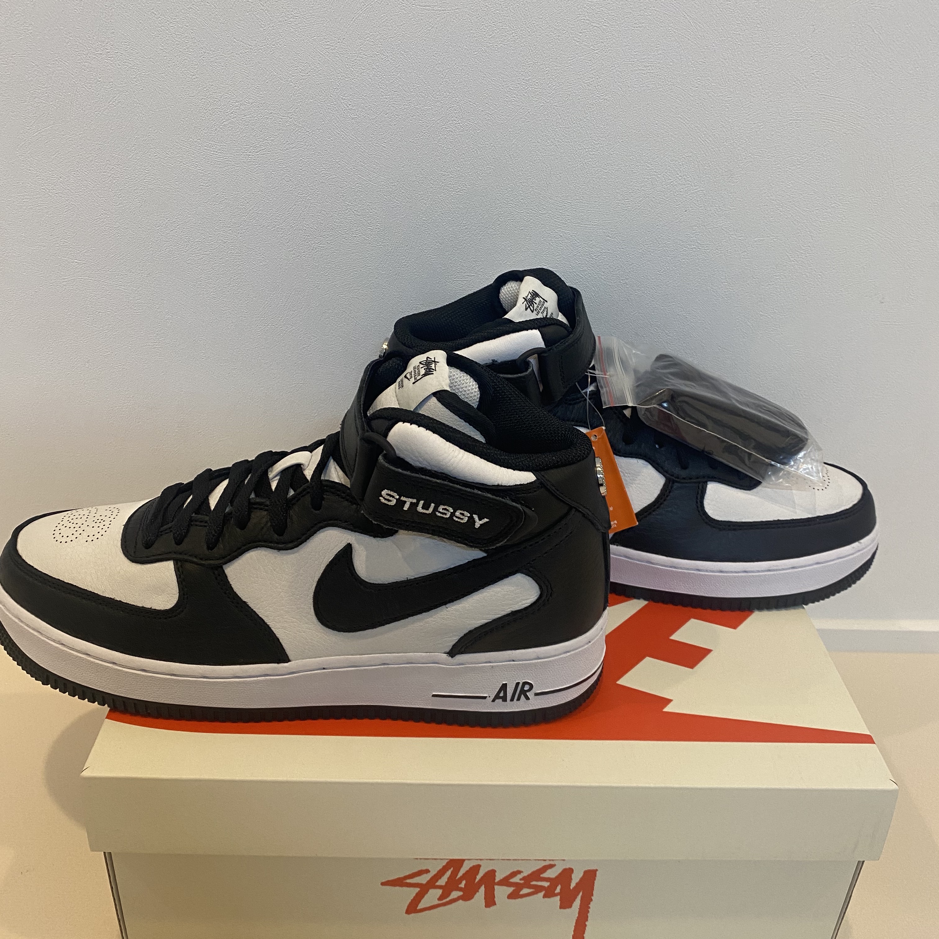 Nike x Stussy Air Force 1 '07 Mid SP Black and Light Bone 착용 스타일 - 3