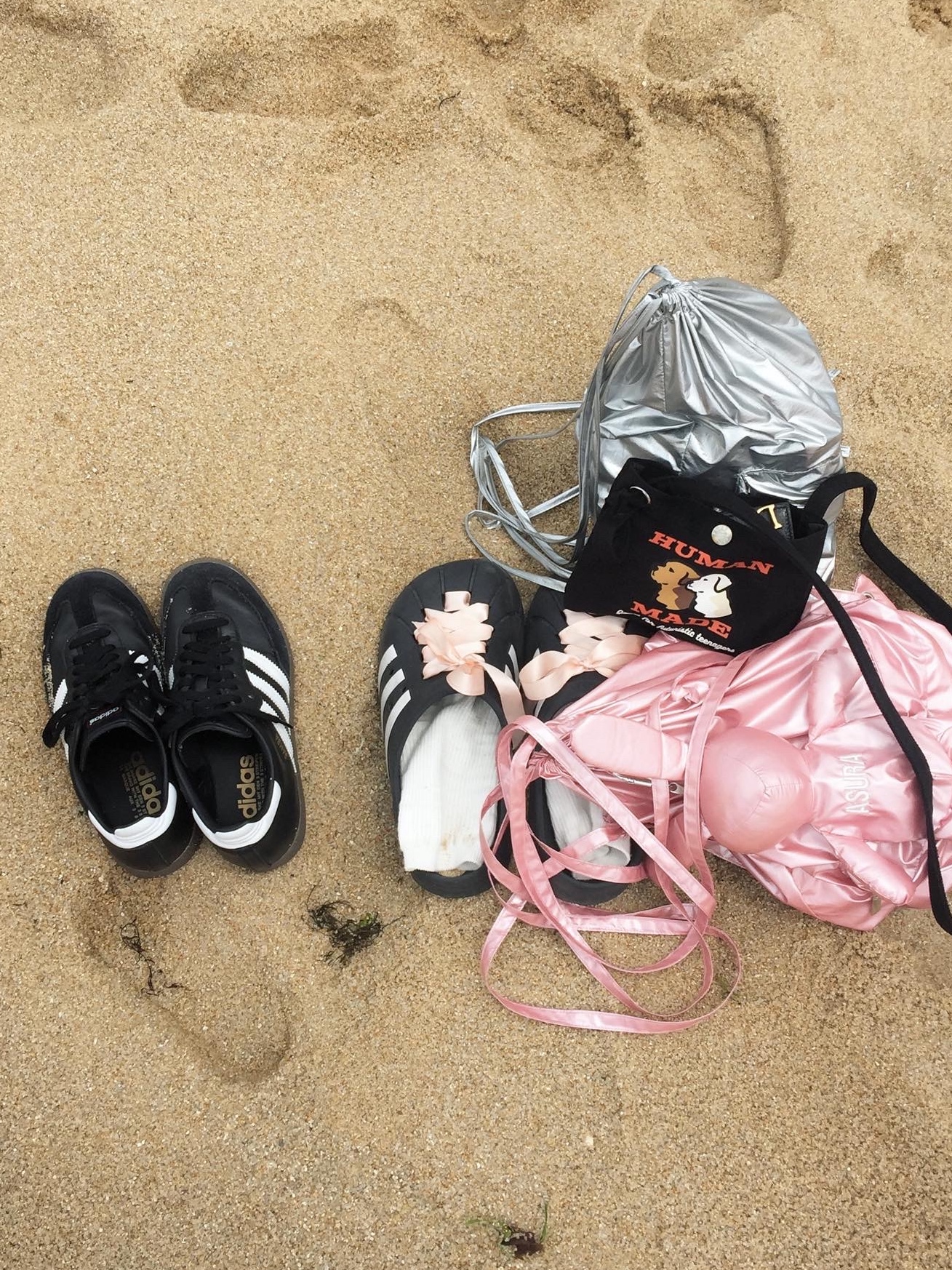 Human Made Mini Shoulder Bag Black, Adidas Samba OG Black White Gum 착용 스타일 - 2