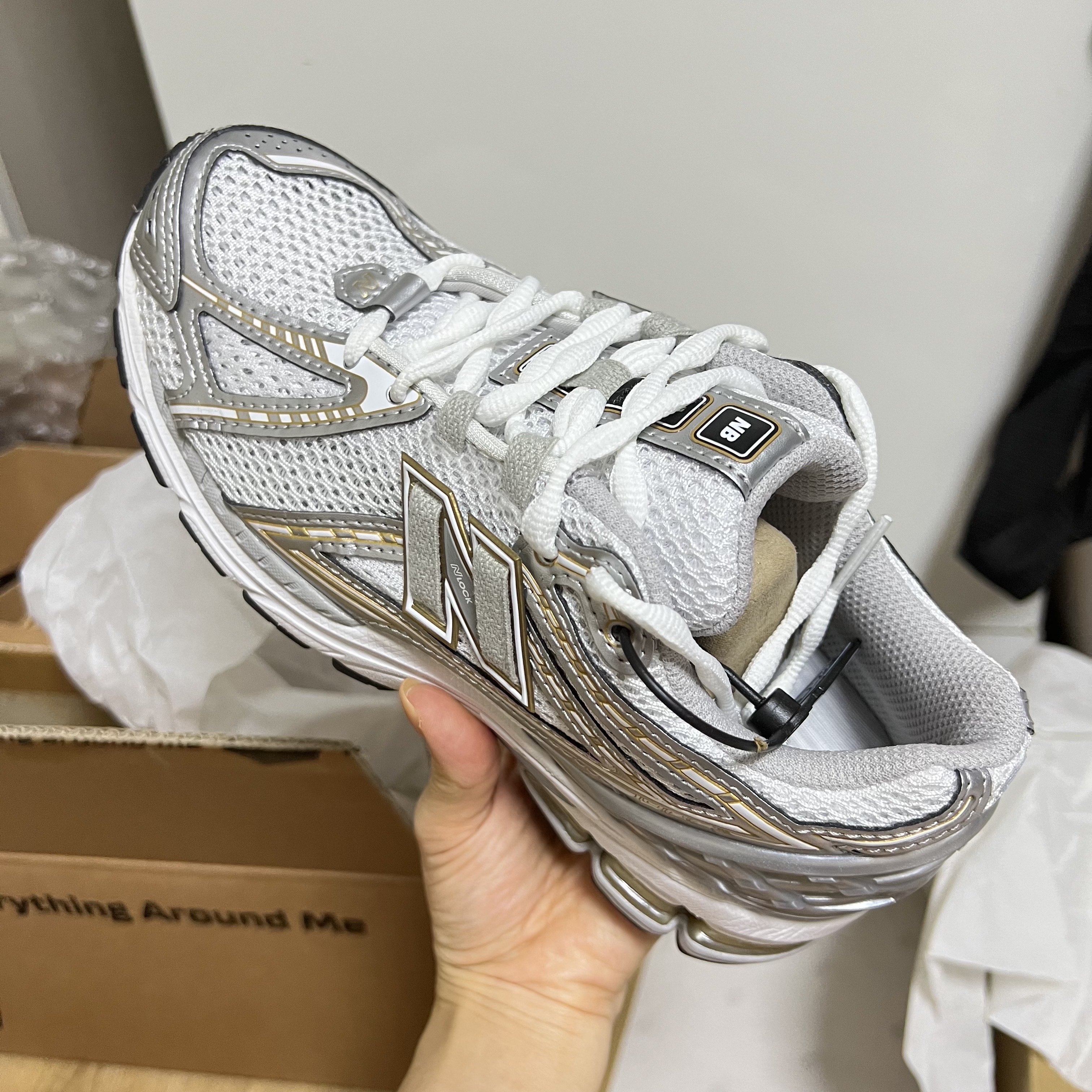 New Balance 1906R White Metallic Silver 착용 스타일 - 2