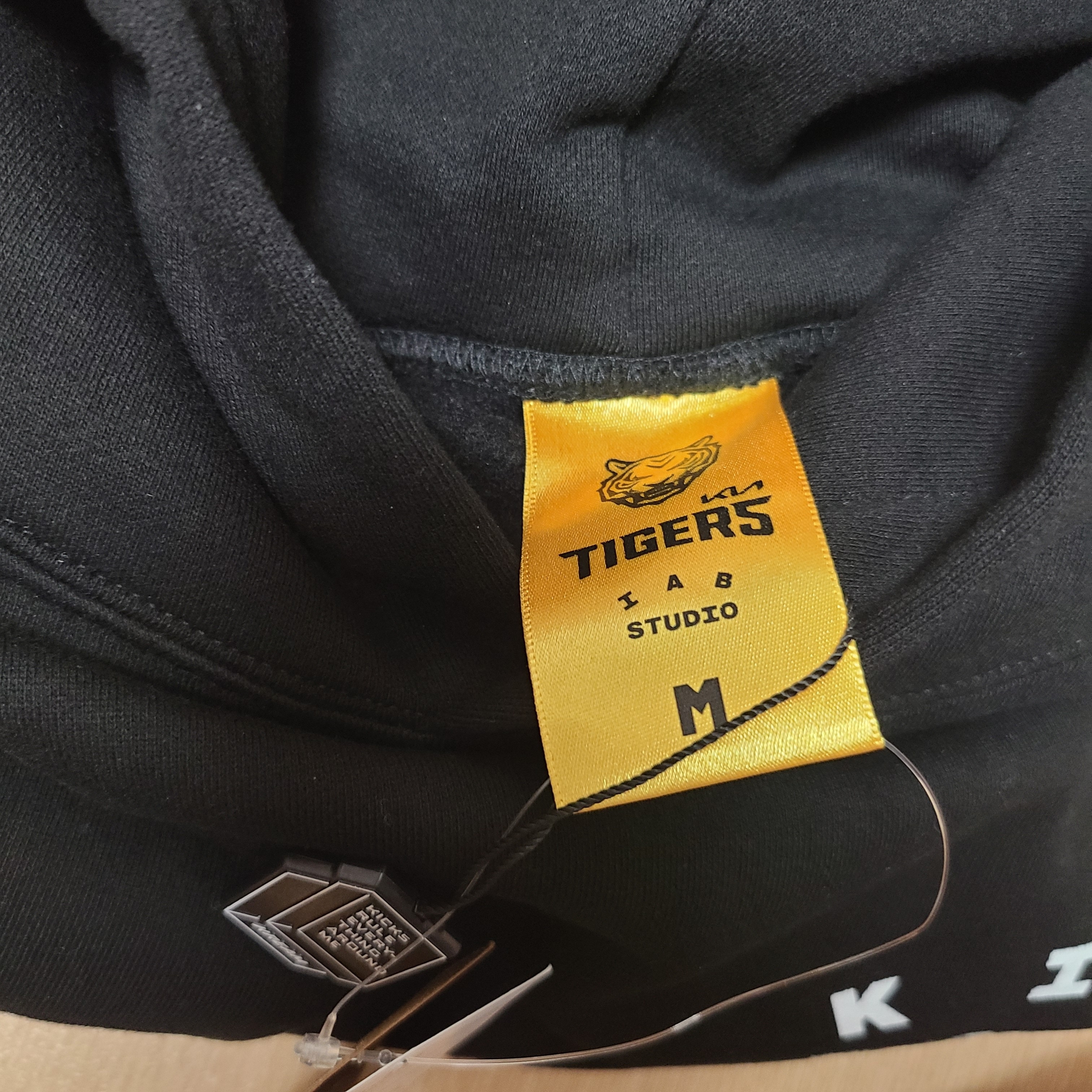 Kia Tigers x IAB Studio Brand Day Hoodie Black 착용 스타일 - 2