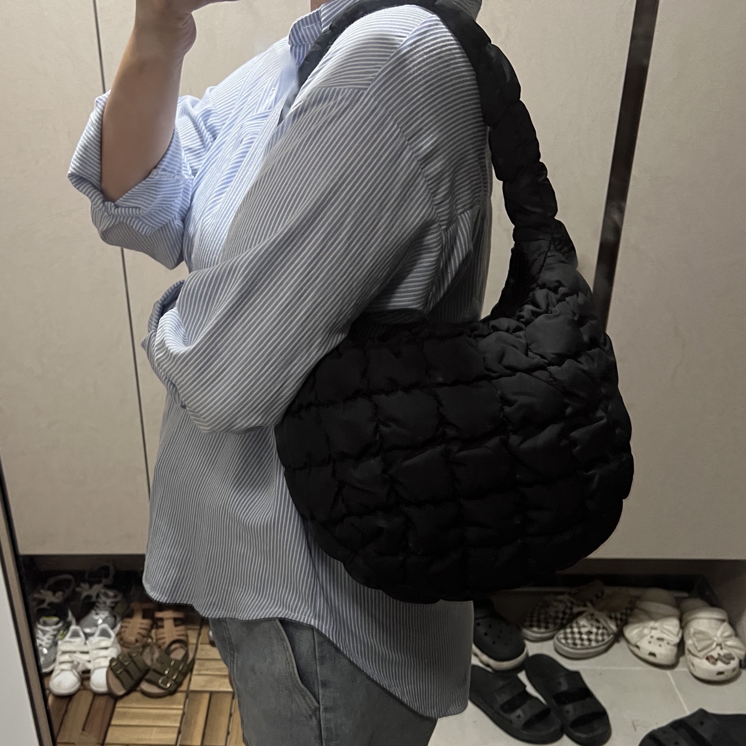 COS Quilted Mini Bag Black 착용 스타일