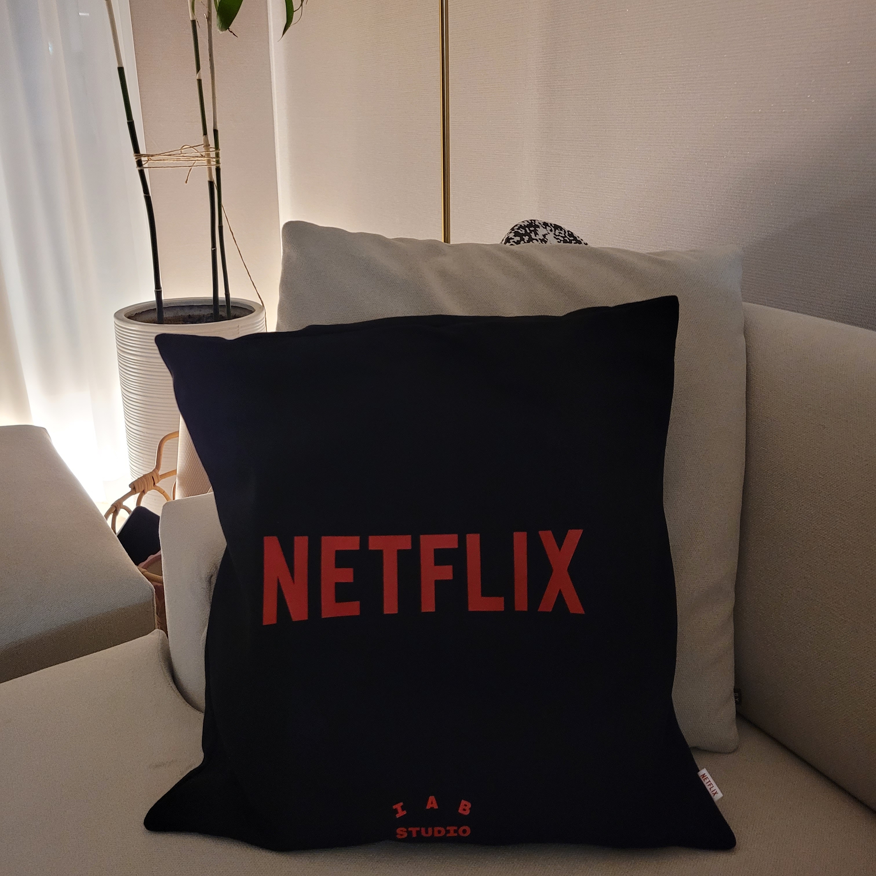 IAB STUDIO NETFLIX ルームウェア クッションカバー Lサイズ IAB STUDIO NETFLIX ルームウェアクッションカバーLサイズ