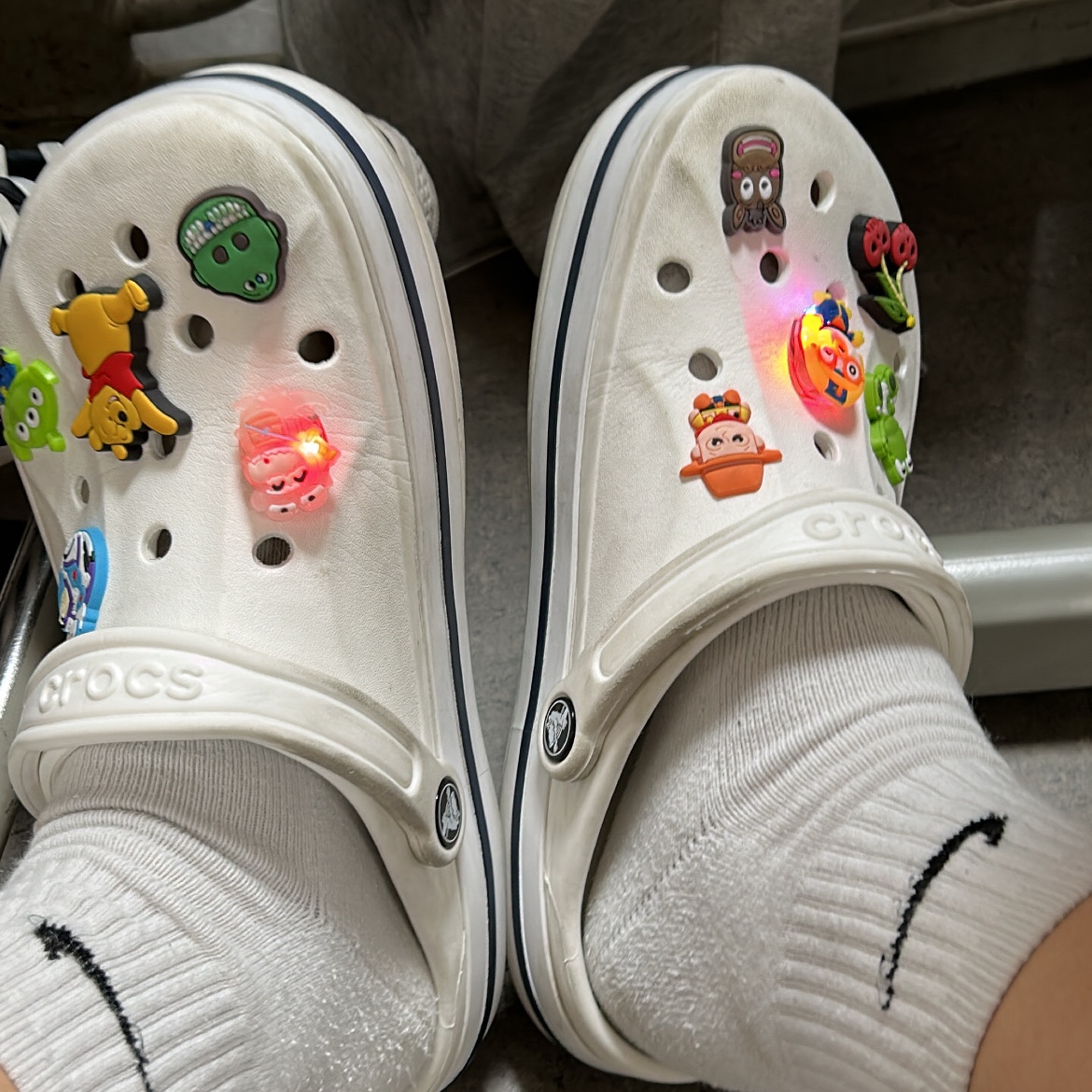 Crocs Bayaband Clog White Navy 착용 스타일