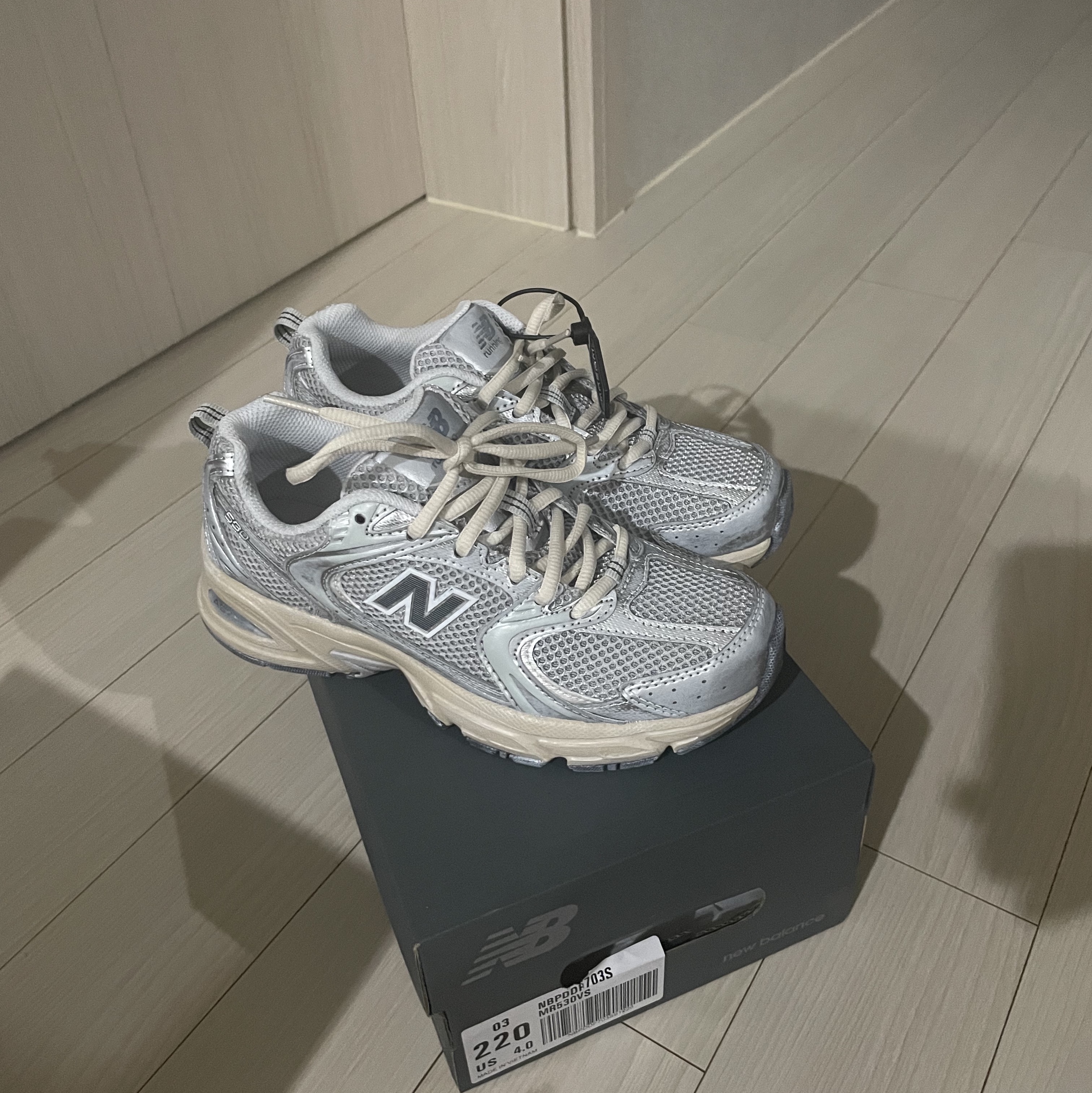 New Balance 530 Vintage Metallic Silver 착용 스타일