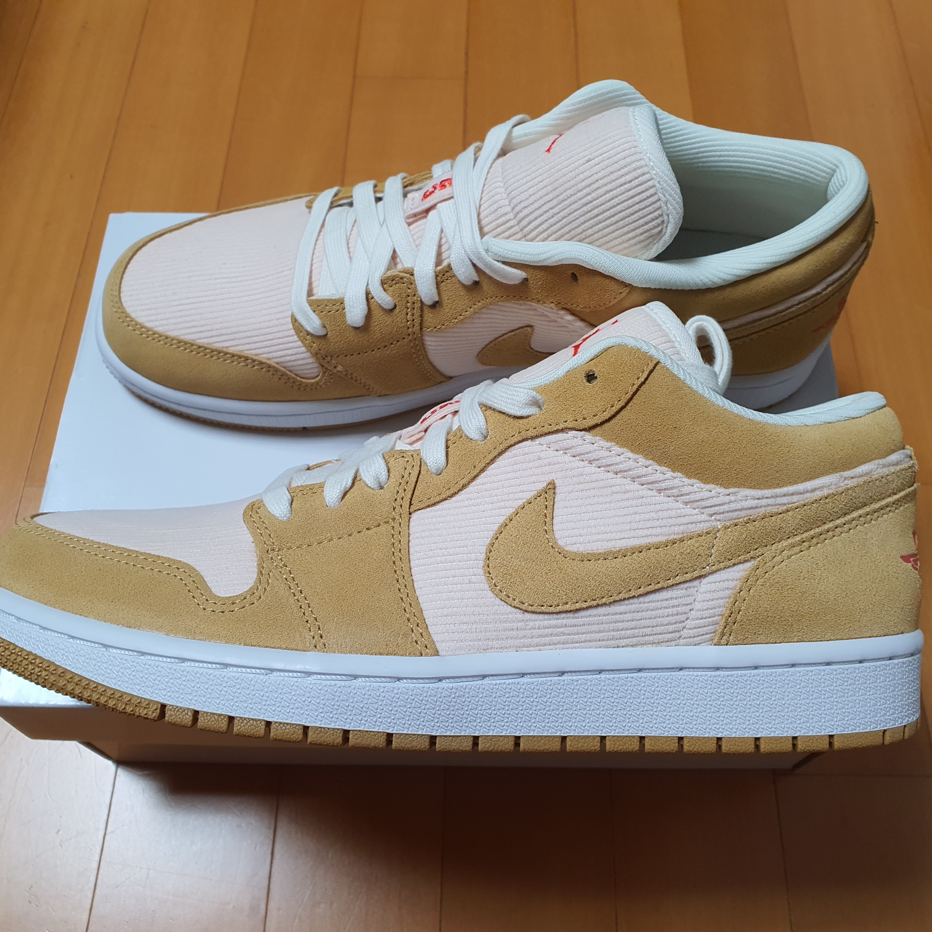 (W) Jordan 1 Low SE Corduroy Tan 착용 스타일 - 2