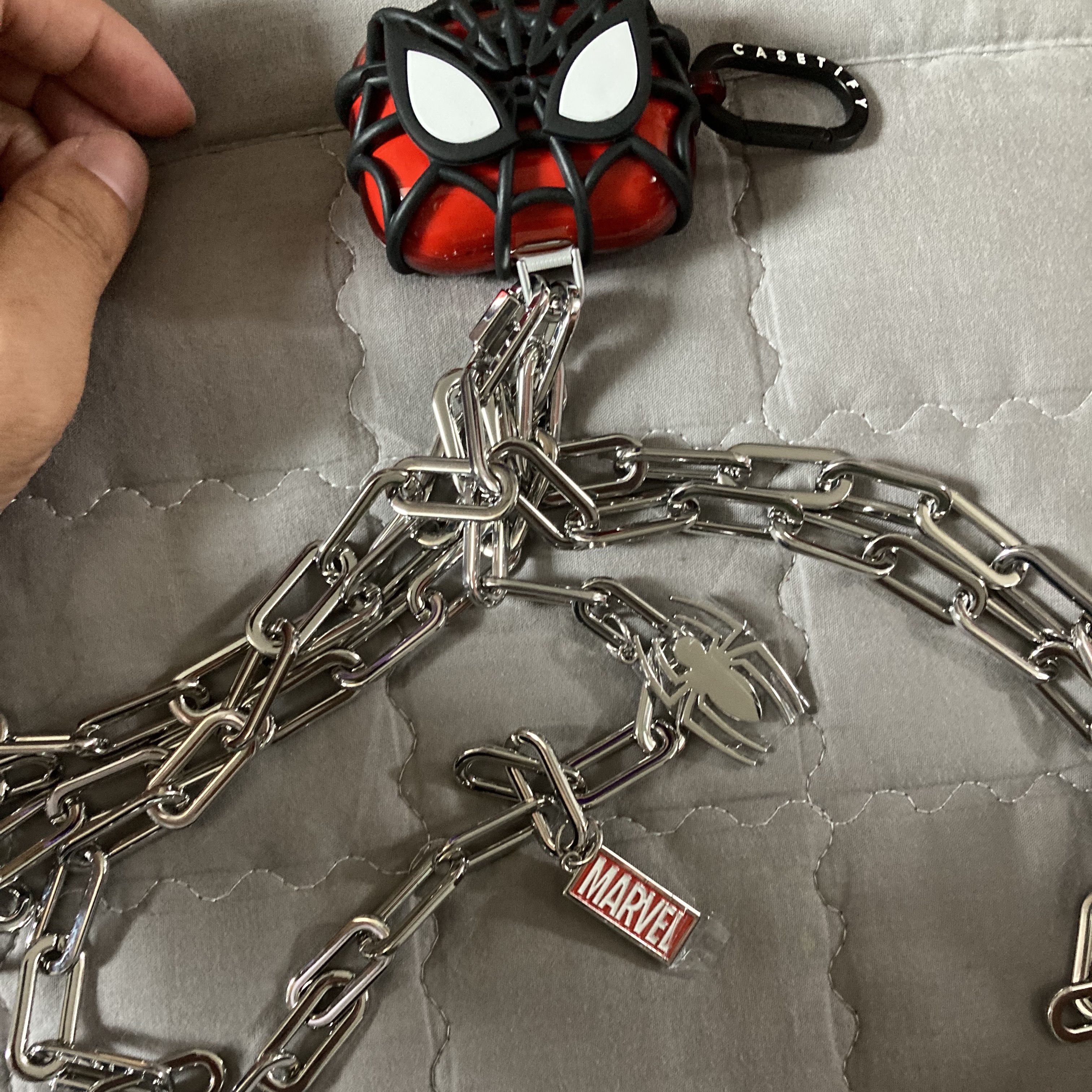 Casetify x Marvel Spider-Man Collectible AirPods Pro 1st/2nd Gen Case Red 착용 스타일 - 5