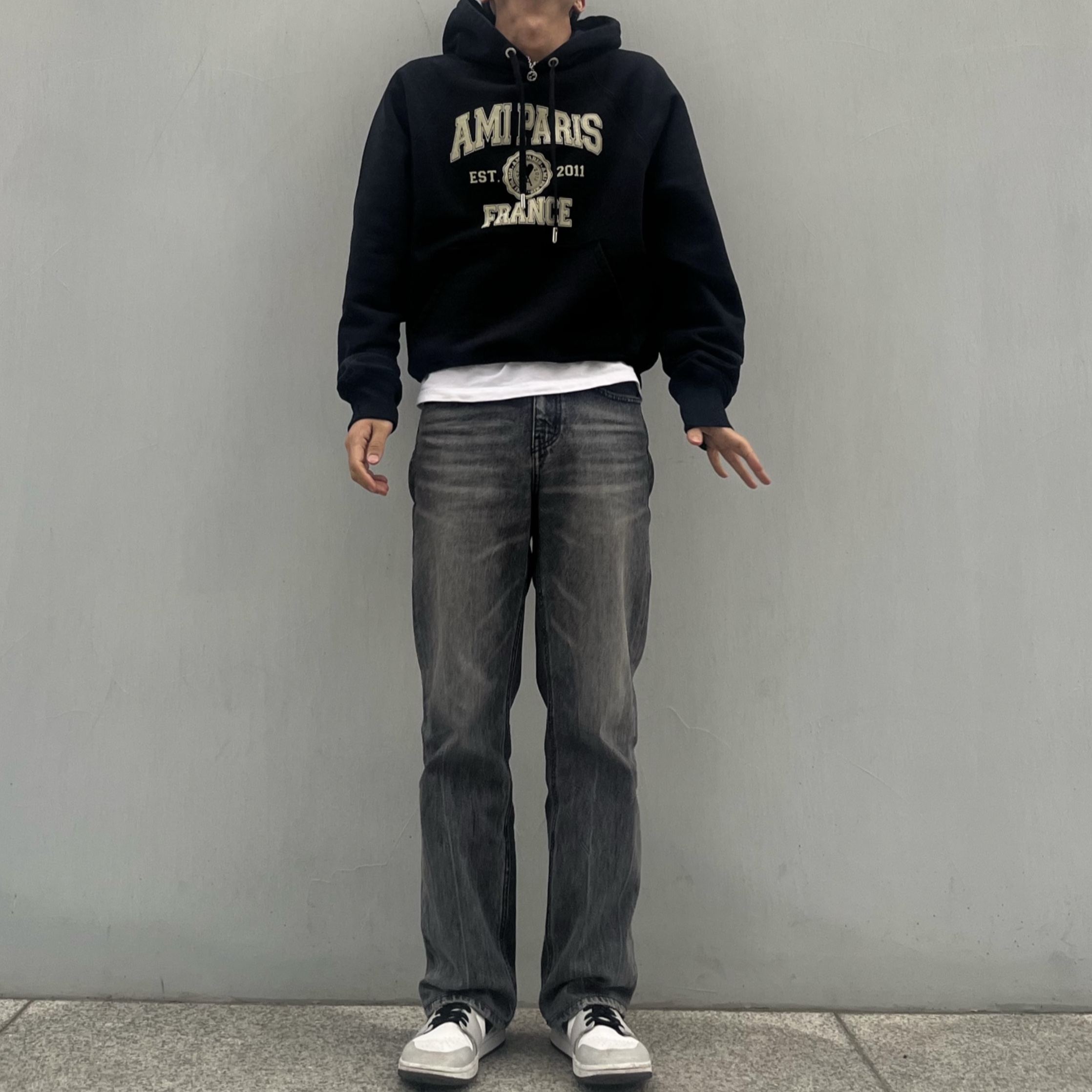 Ami Paris France Hood Sweatshirt Black 착용 스타일 - 3
