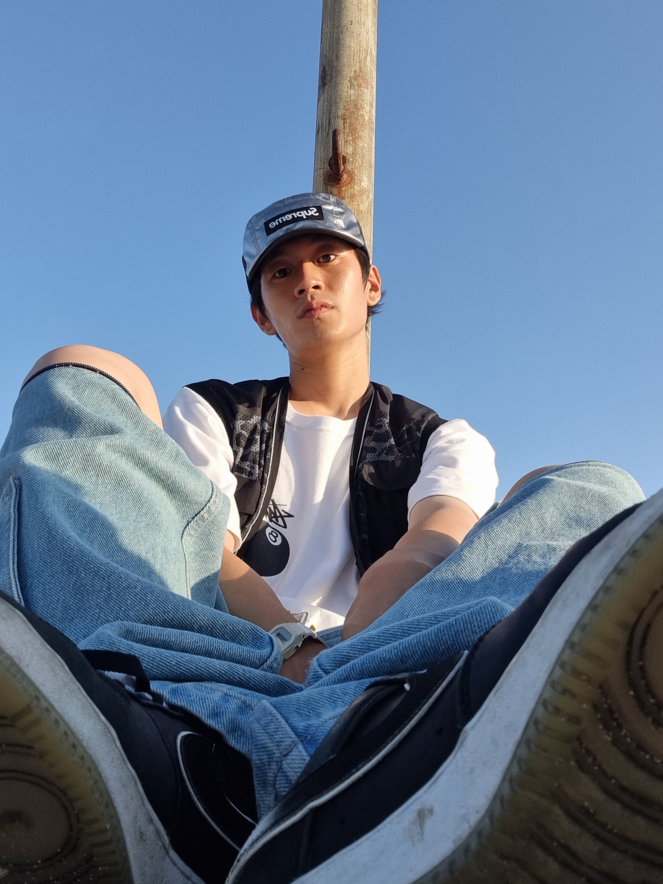 Stussy 8 Ball T-Shirt White - 22SS, Supreme Gore-Tex Camp Cap Silver - 22FW 착용 스타일 - 1
