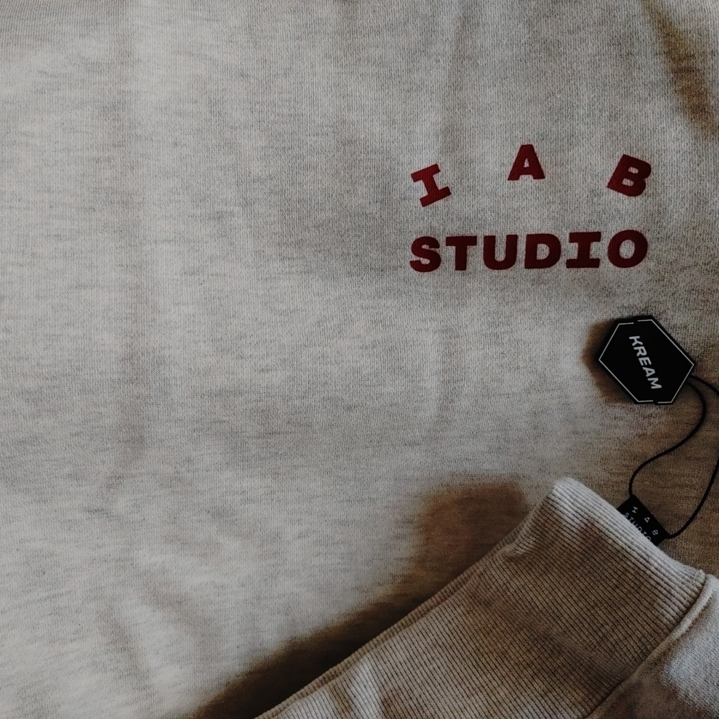 IAB Studio Hoodie Oatmeal Burgundy 착용 스타일