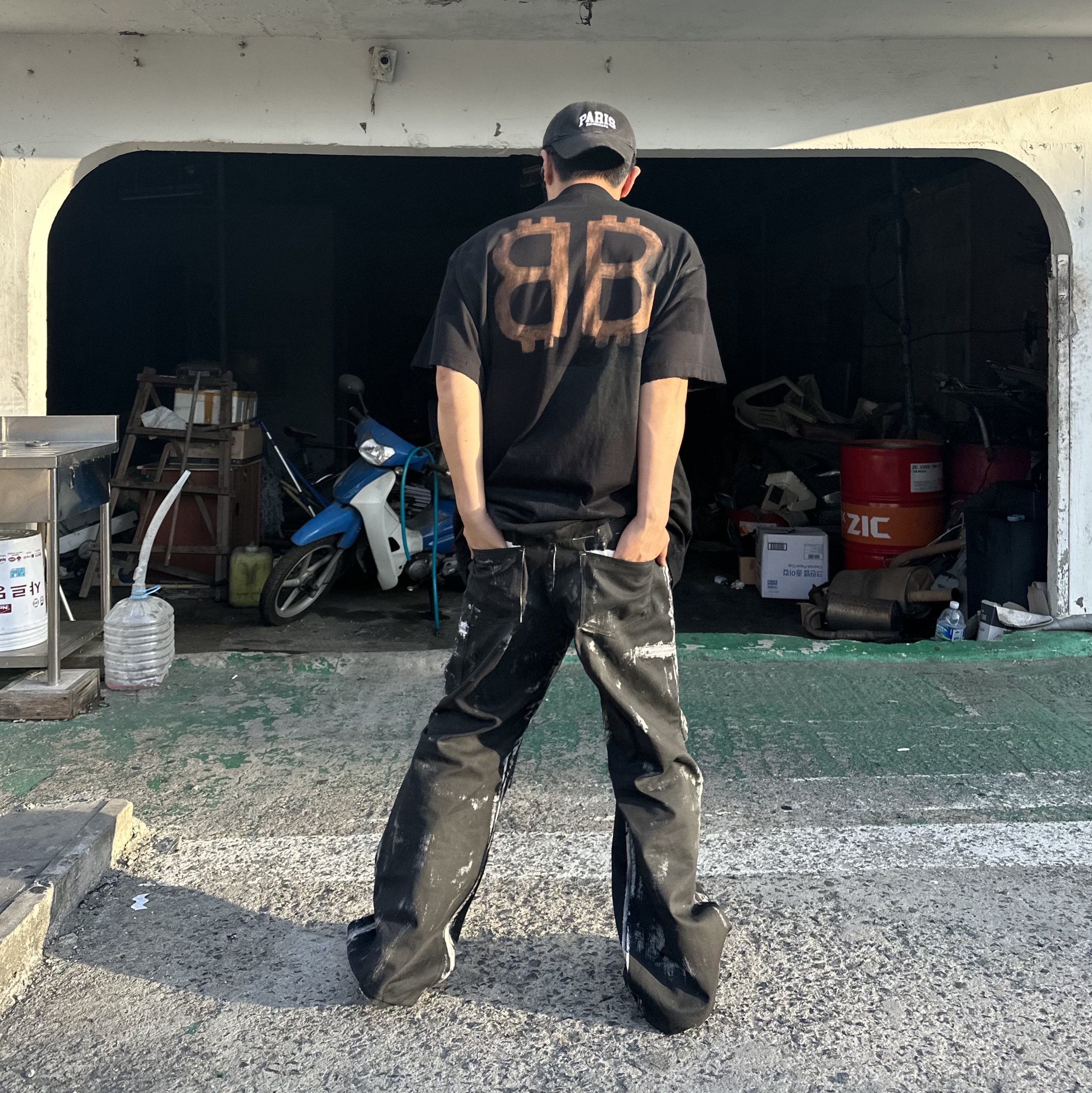Balenciaga Oversized Crypto T-Shirt Faded Black, Grailz Flared Zip Cargo Pants Black 착용 스타일 - 2