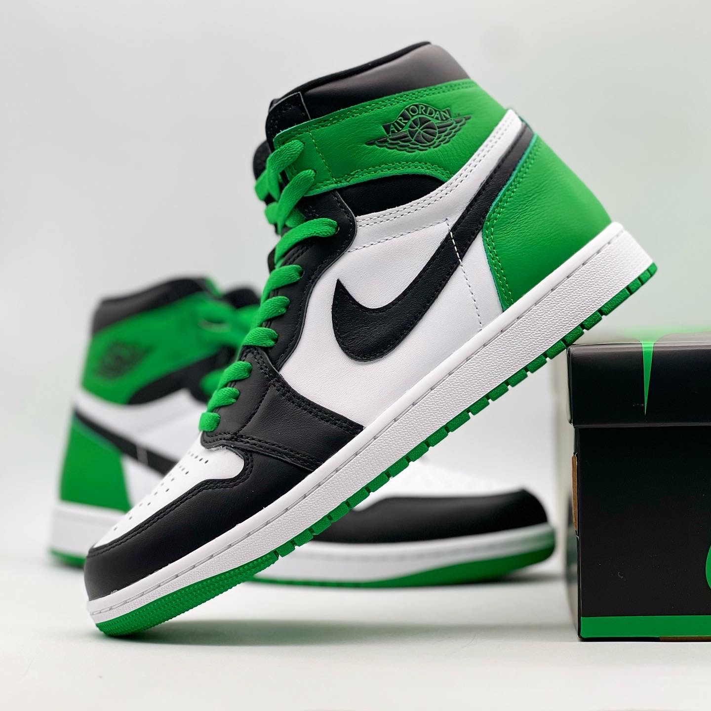 Jordan 1 Retro High OG Black and Lucky Green 착용 스타일 - 4