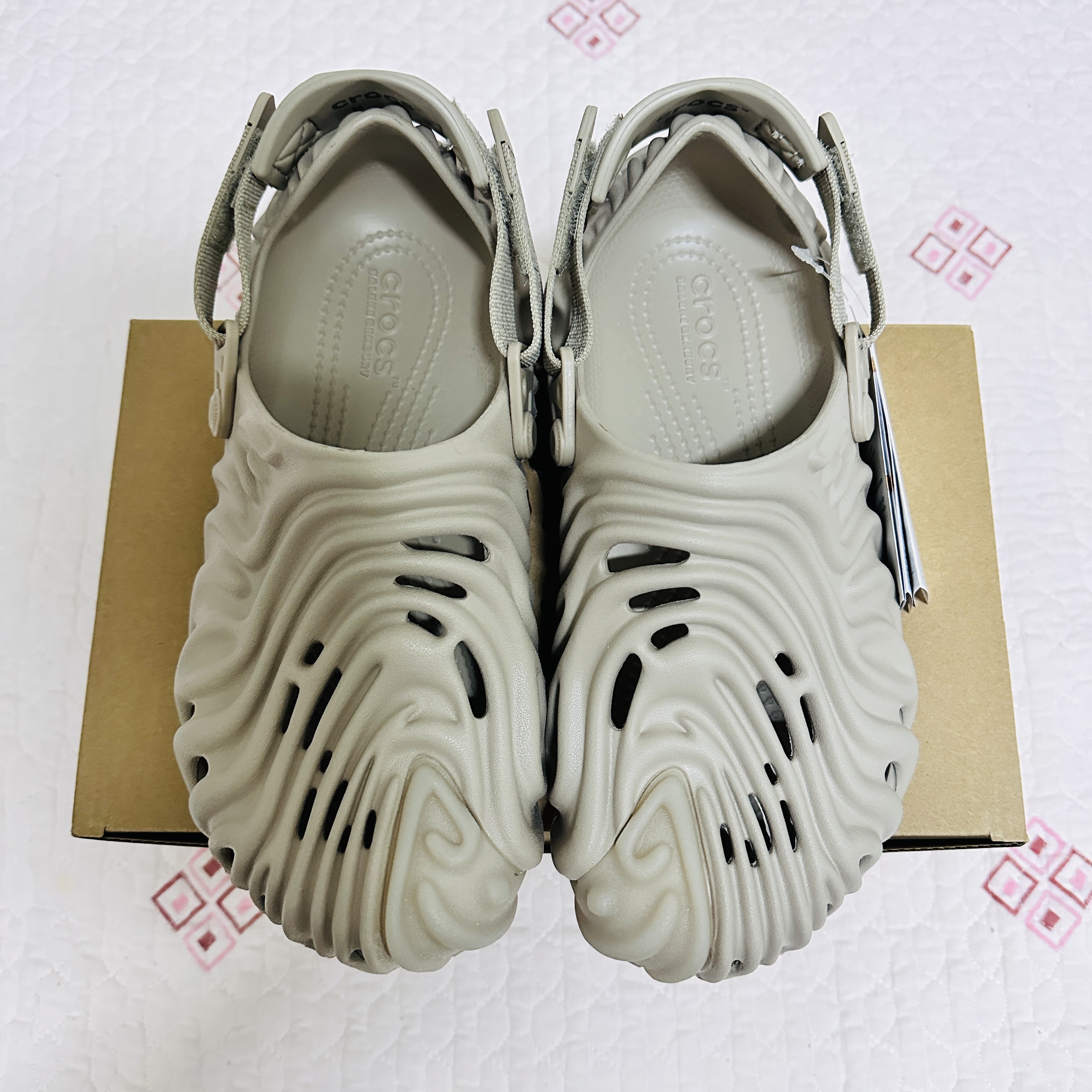 Crocs x Salehe Bembury Pollex Clog Horchata 착용 스타일 - 1
