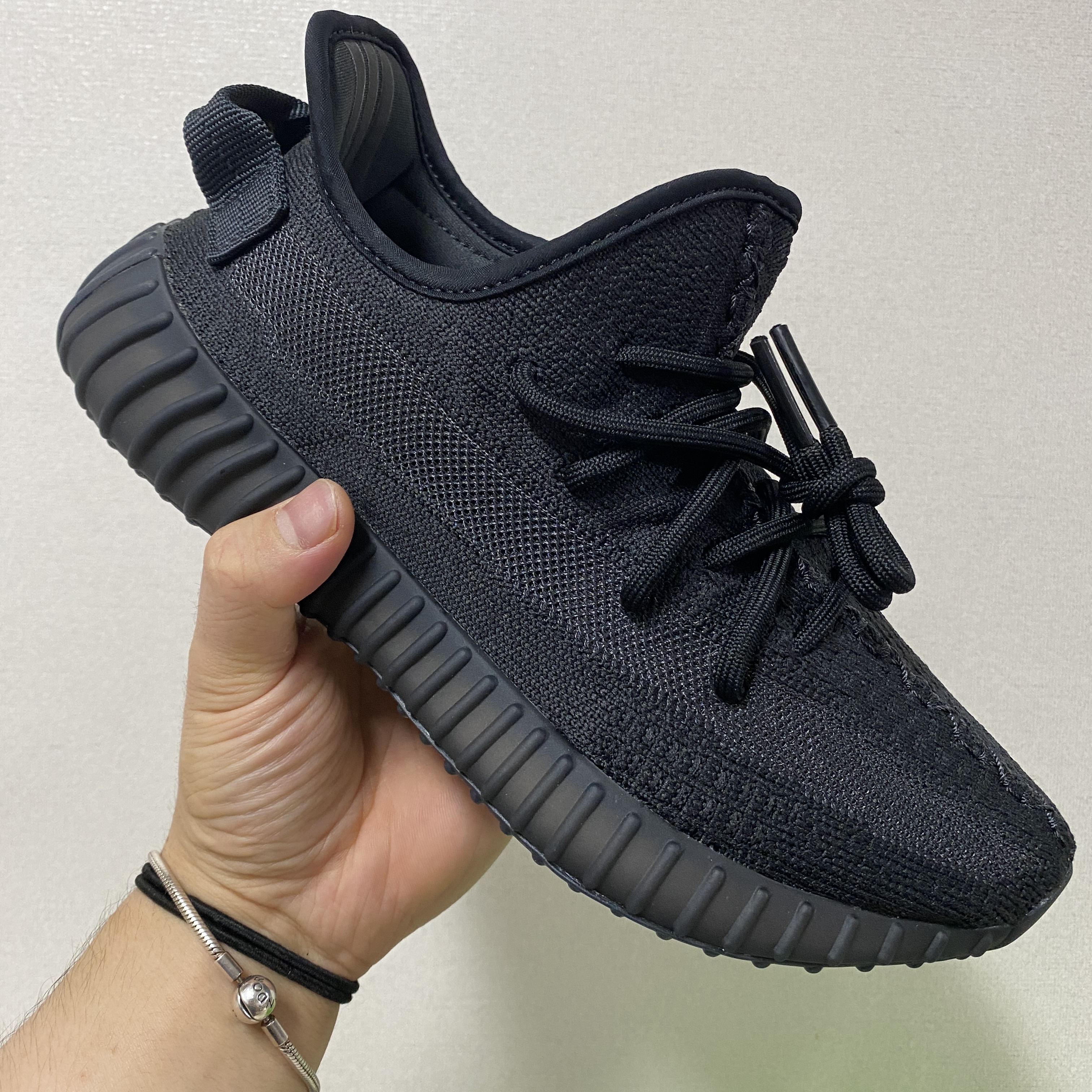Adidas Yeezy Boost 350 V2 Onyx 착용 스타일
