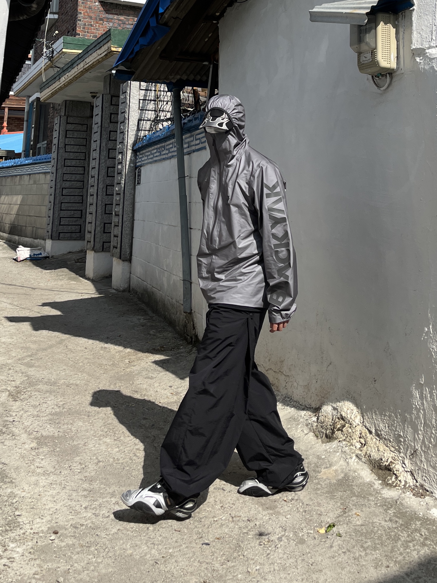 Yeezy Gap Engineered By Balenciaga Flame Cap Black, Sansan Gear Side Snap Pants Black 착용 스타일 - 3