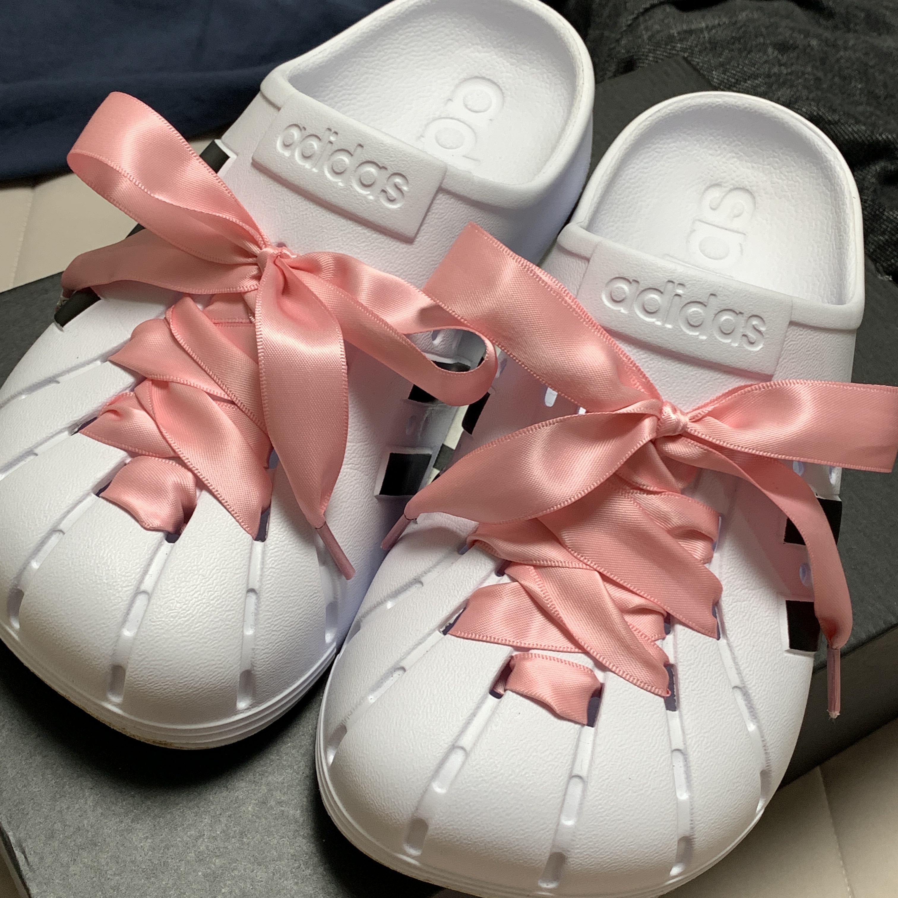 Adidas Adilette Clog White Black 착용 스타일 - 2