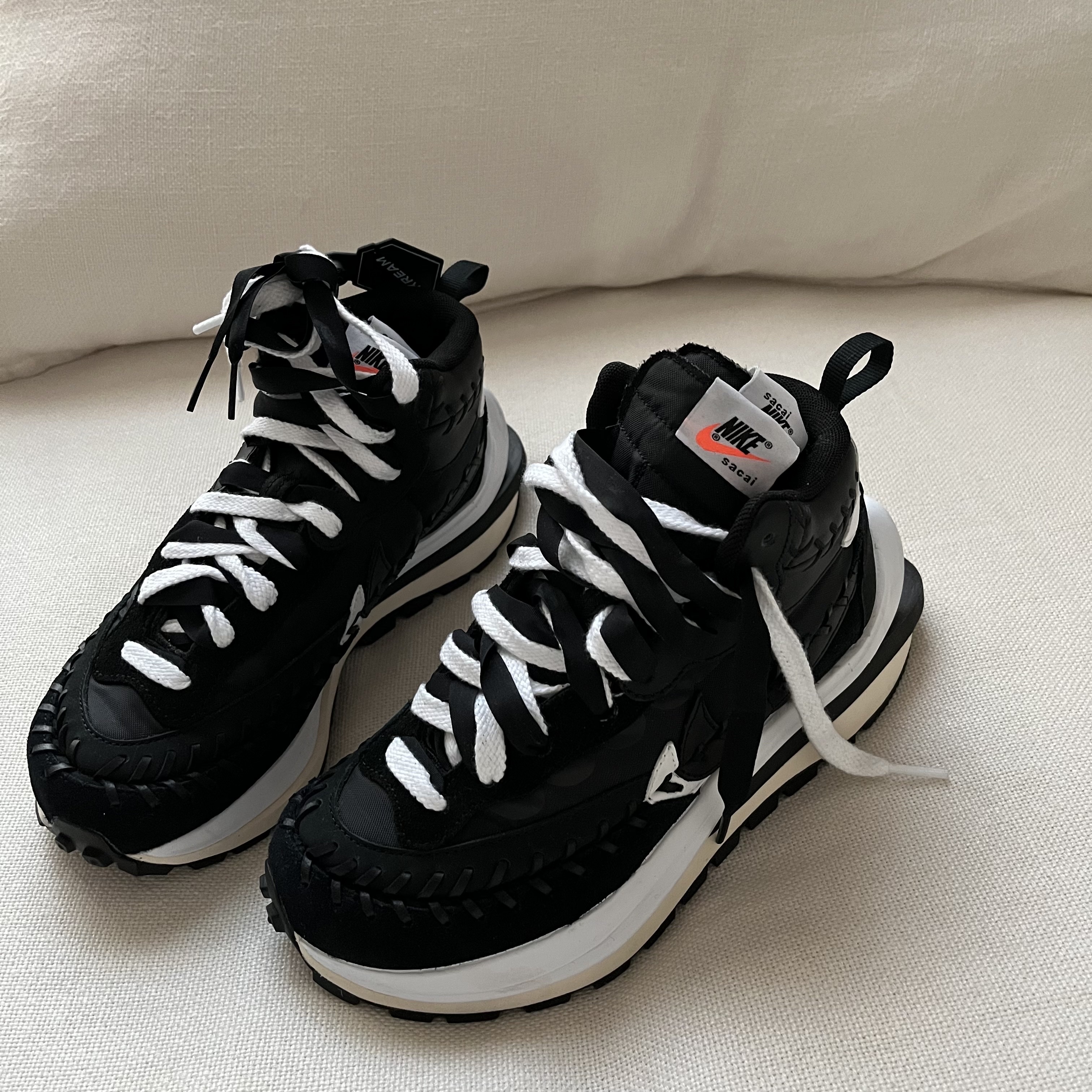 Nike x Sacai x Jean Paul Gaultier VaporWaffle Black White 착용 스타일