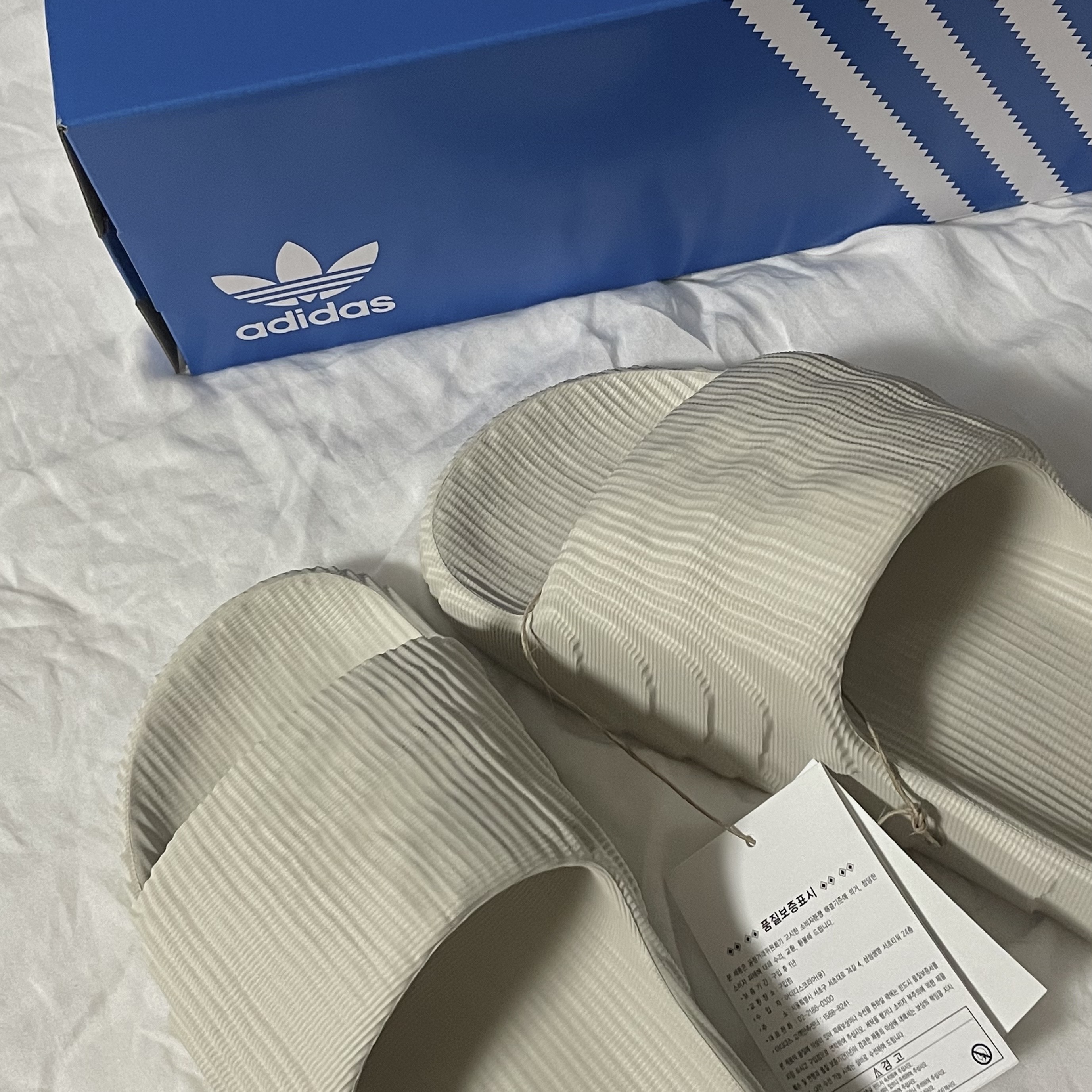 Adidas Adilette 22 Aluminium 착용 스타일