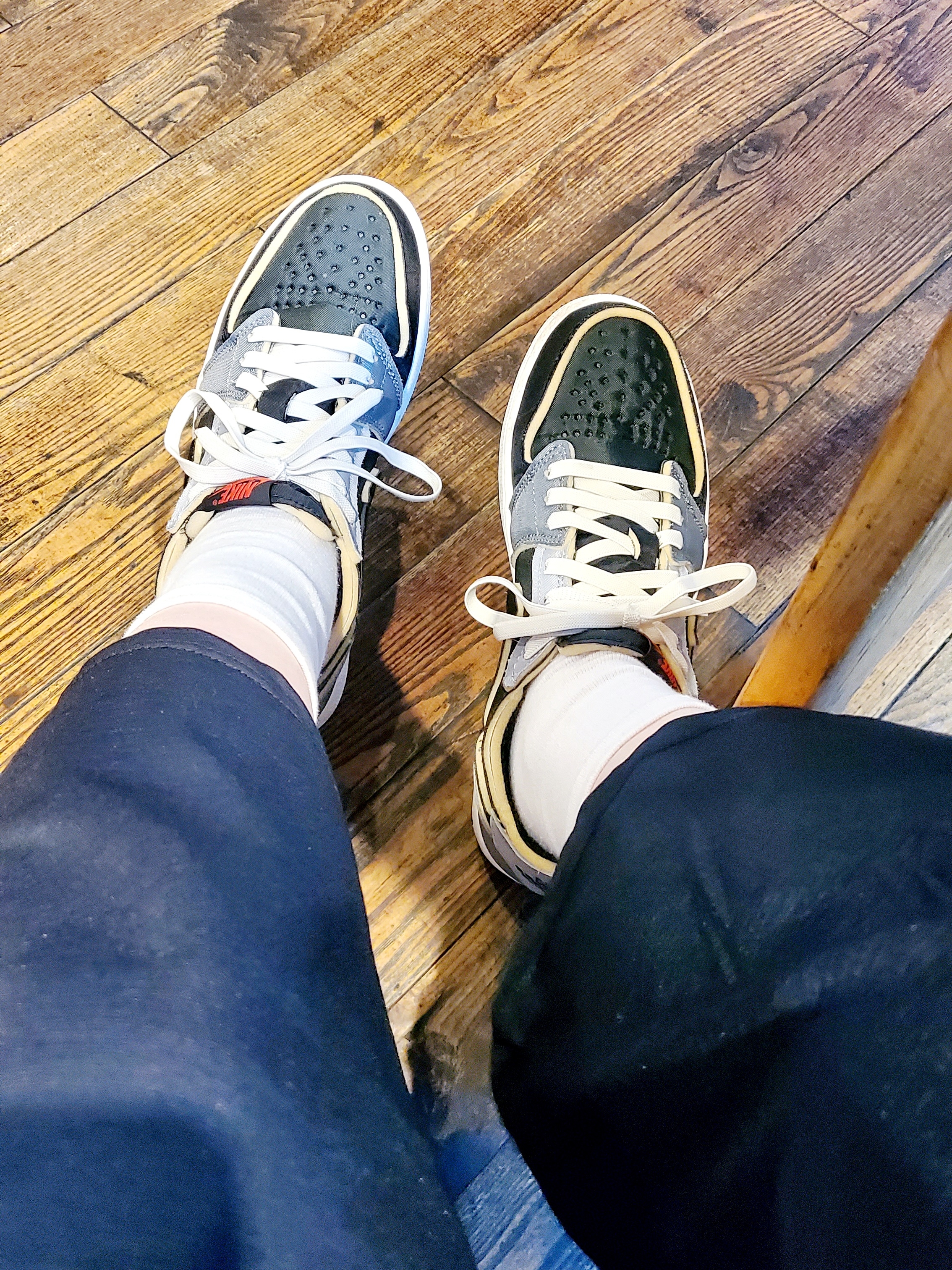 Jordan 1 Retro Low OG EX Black and Smoke Grey 착용 스타일 - 2