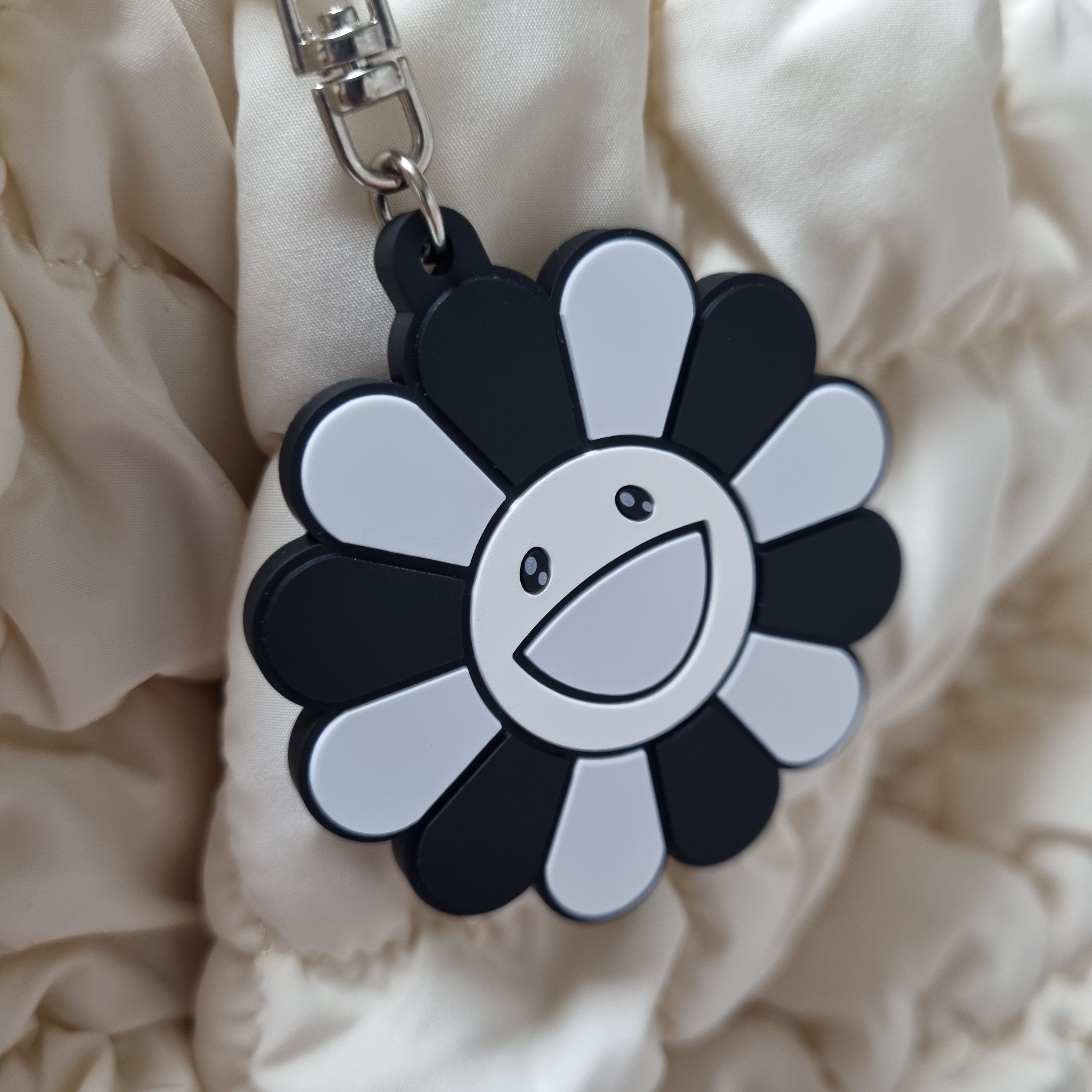Kaikai Kiki Flower Rubber Keyring Gray Black, COS Quilted Oversized Shoulder Bag Off White Light Beige 착용 스타일