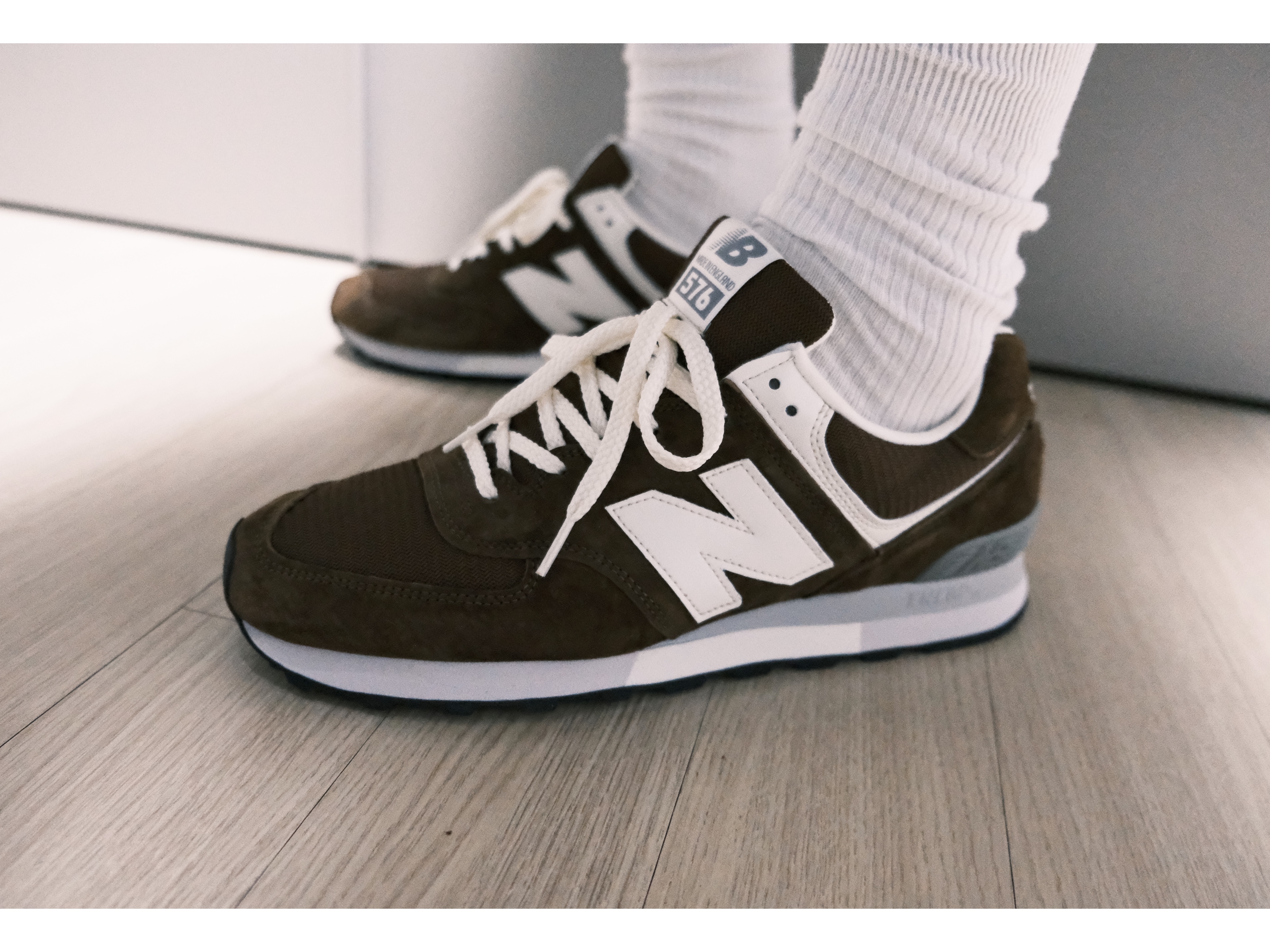 New Balance 576 Made in UK Monks Robe Coconut Milk 착용 스타일 - 2
