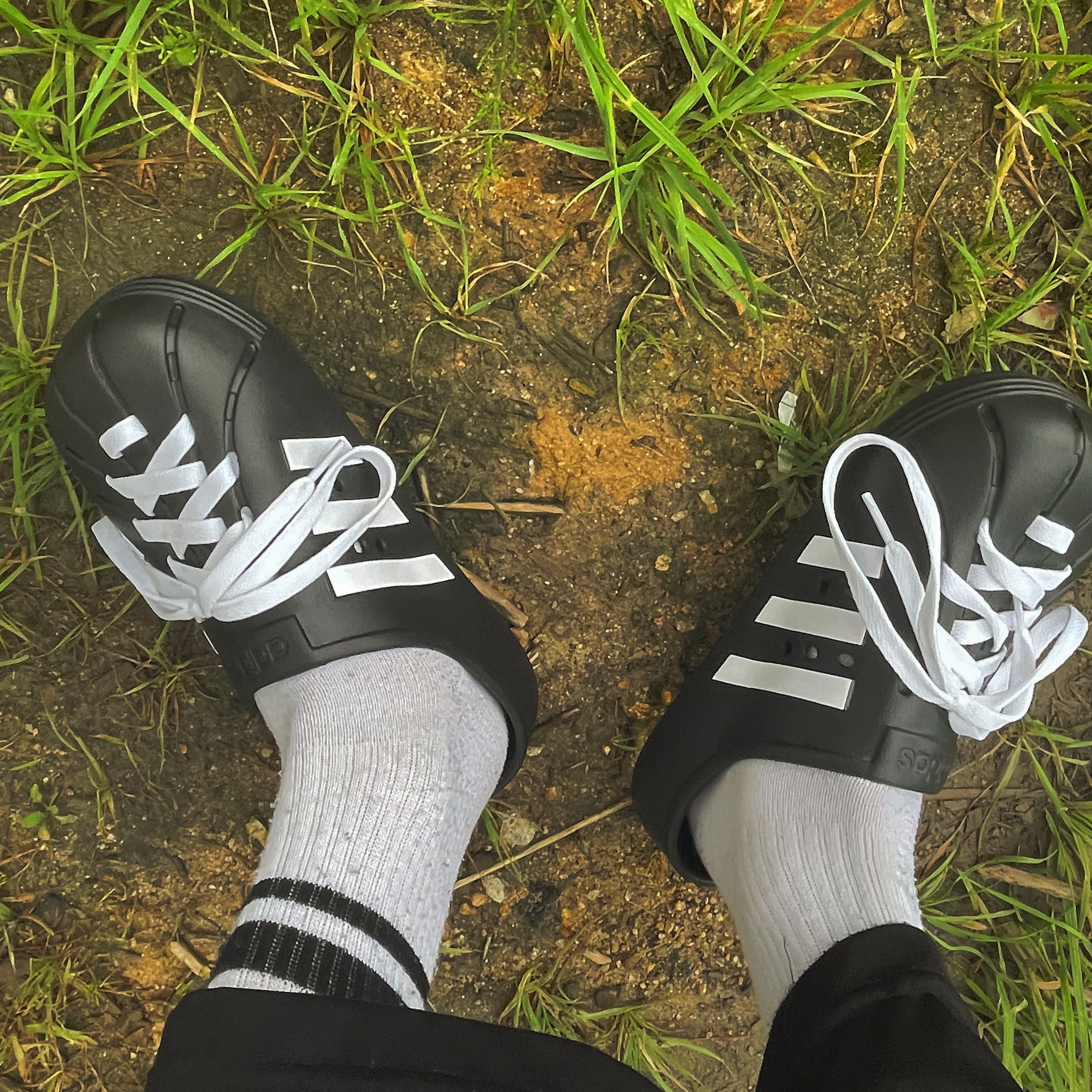 Adidas Adilette Clog Black White 착용 스타일
